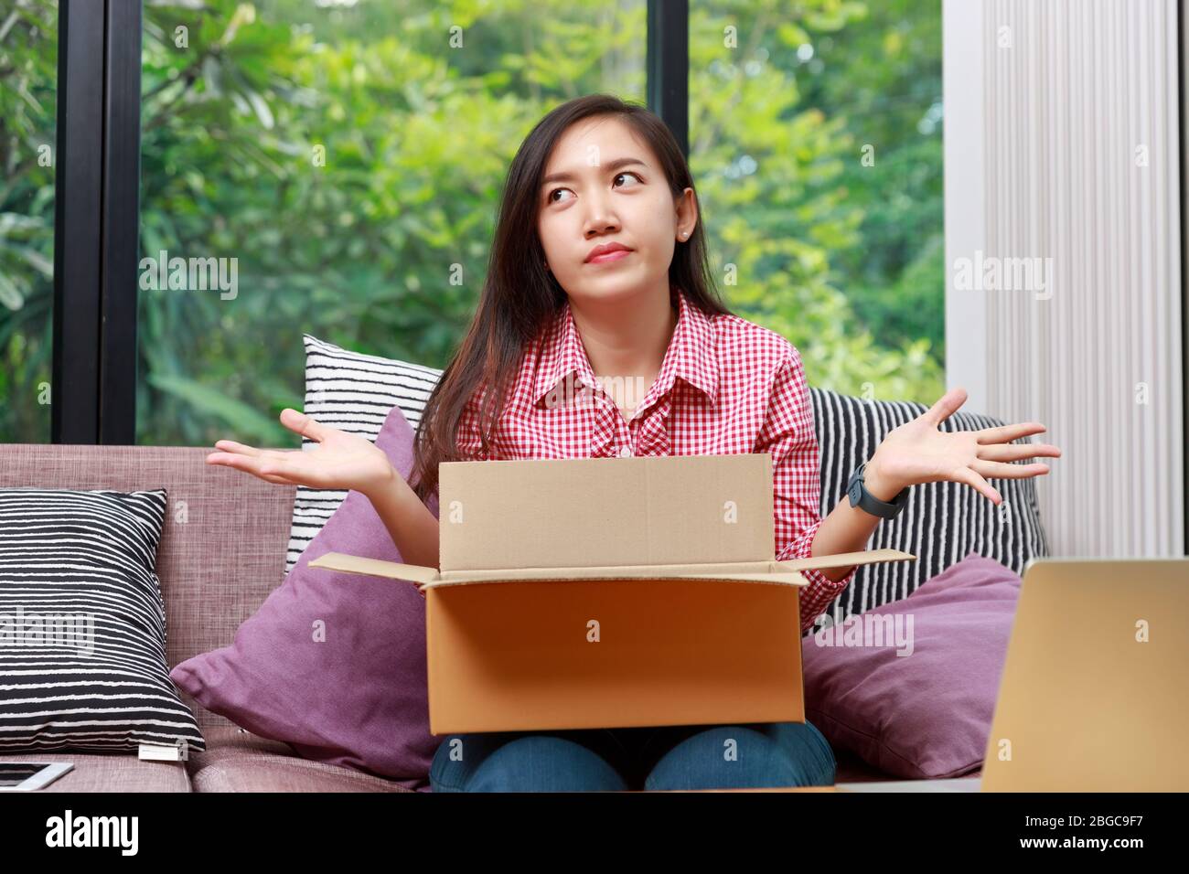 Verkäufer bereiten Waren an Kunden zu senden nach der Bestellung. Stockfoto