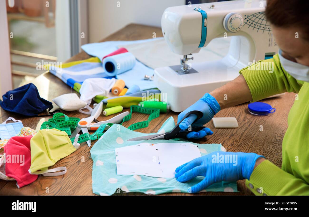 Mode Gesichtsmaske handgemacht aus Stoff Baumwolle. Hausgemachte Schutz textil Gesicht, Nase und Mund Maske gegen Virus . Nähen Schutzmaske bei ho Stockfoto