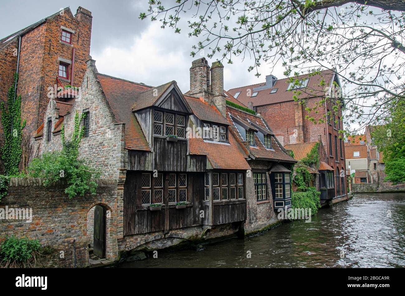 Blick auf das Bonifacius Hotel und die mittelalterlichen Häuser in der historischen Altstadt von Brügge, Belgien. Rozenhoedkaai Kanal von Bonifacius Brücke. Stockfoto