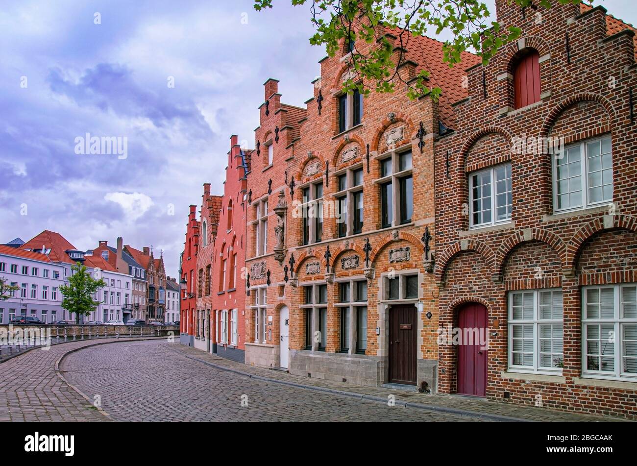 Mittelalterliche, farbenfrohe Backsteinhäuser im historischen Teil von Brügge, Belgien Stockfoto