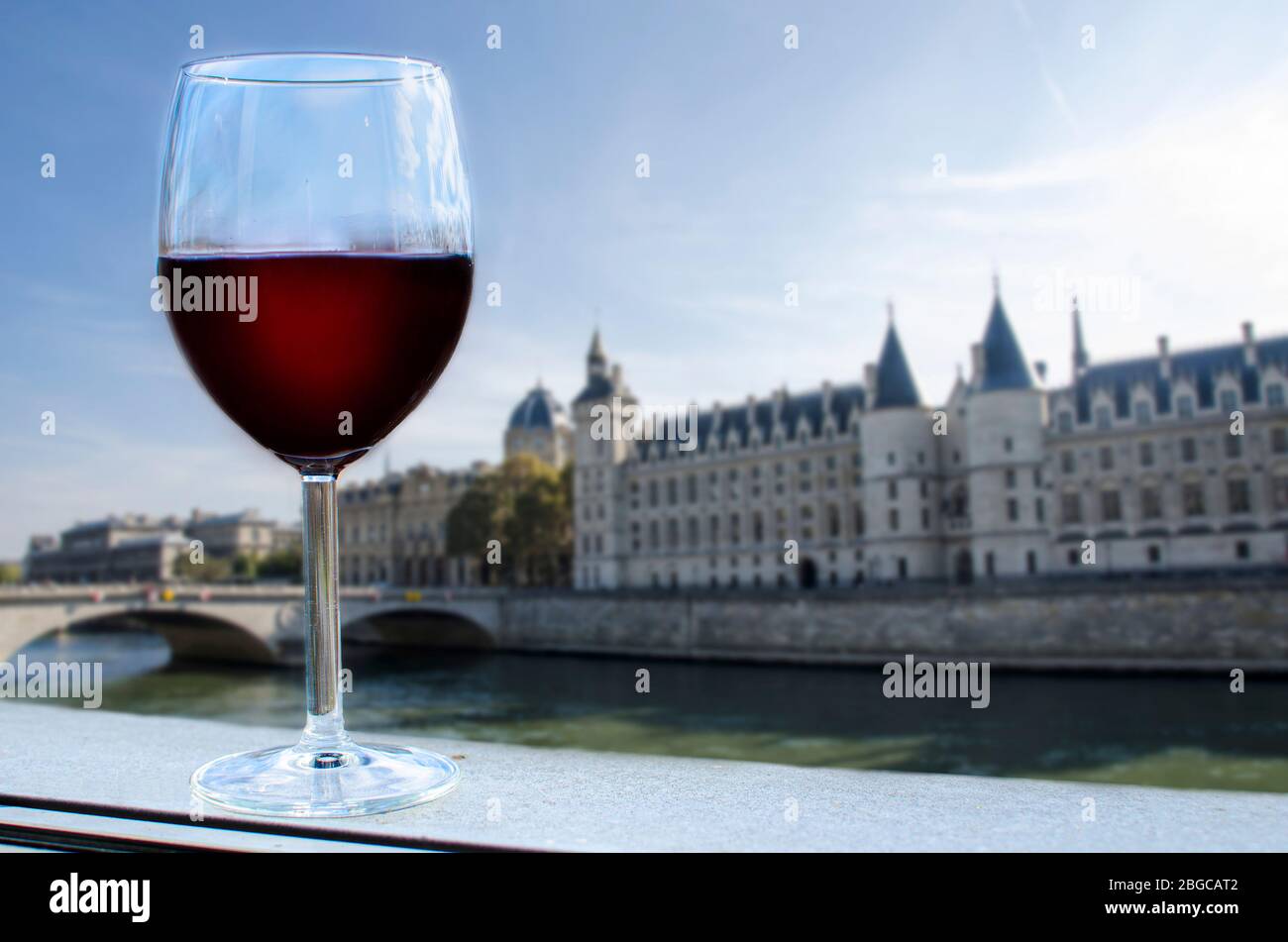 Ein Glas Rotwein mit Blick auf die seine und die Conciergerie in Paris, Frankreich Stockfoto