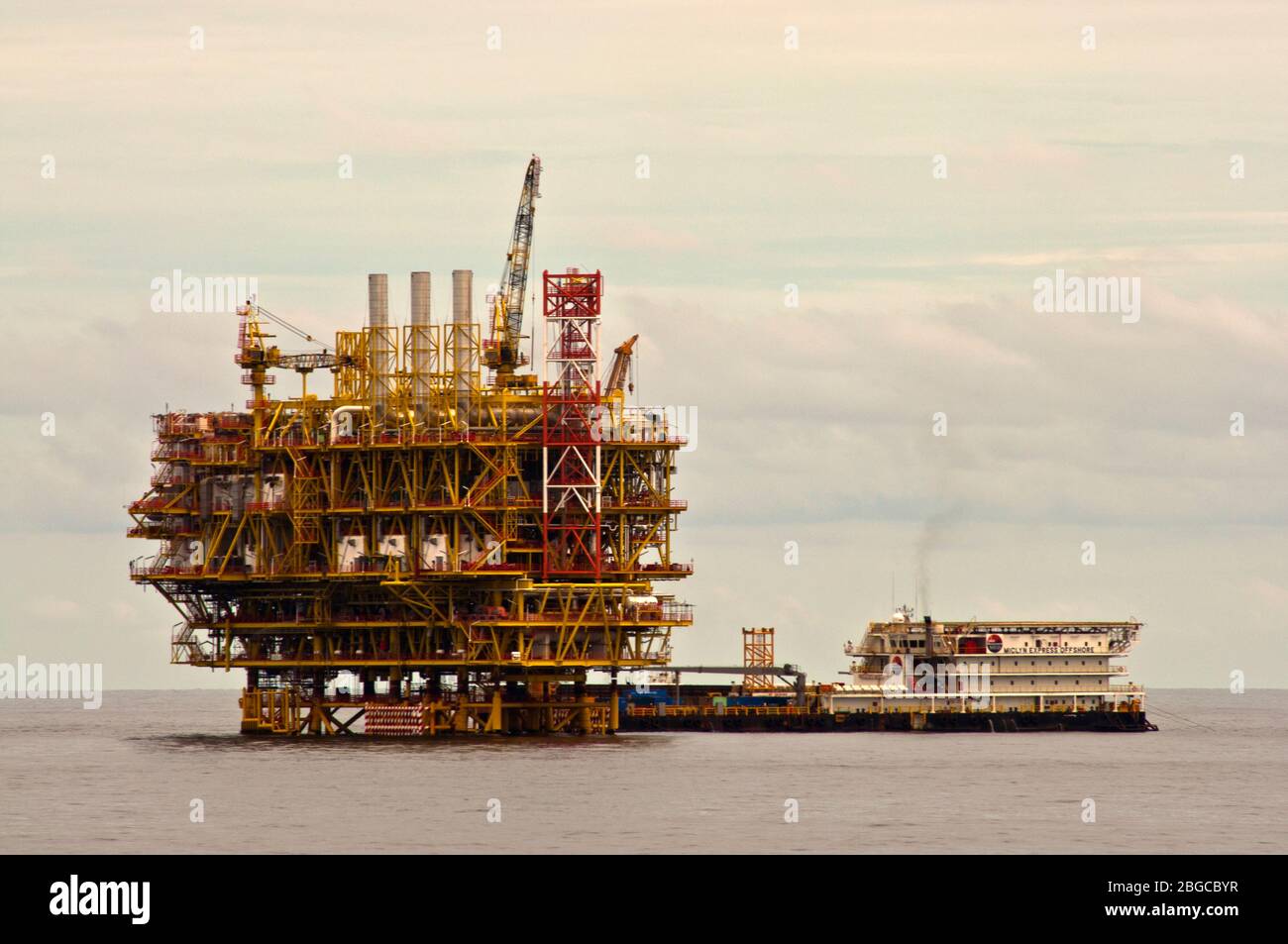 Unterkunft arbeiten Barge neben Ölplattform Offshore-Plattform Wartung Stockfoto