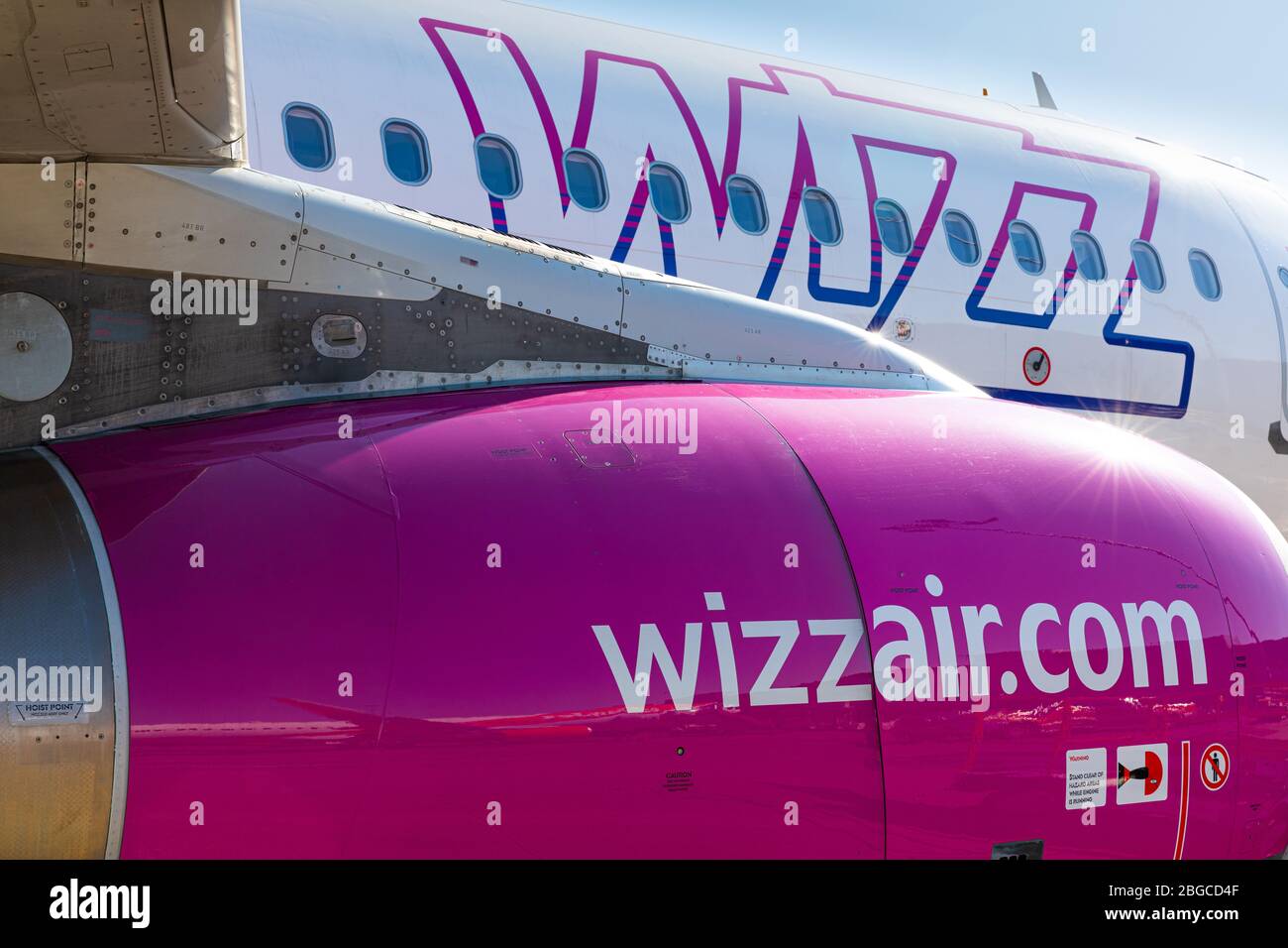 Wizz Air Airbus 320 Flugzeuge in Luton Airport während der Corona-Krise geerdet Stockfoto