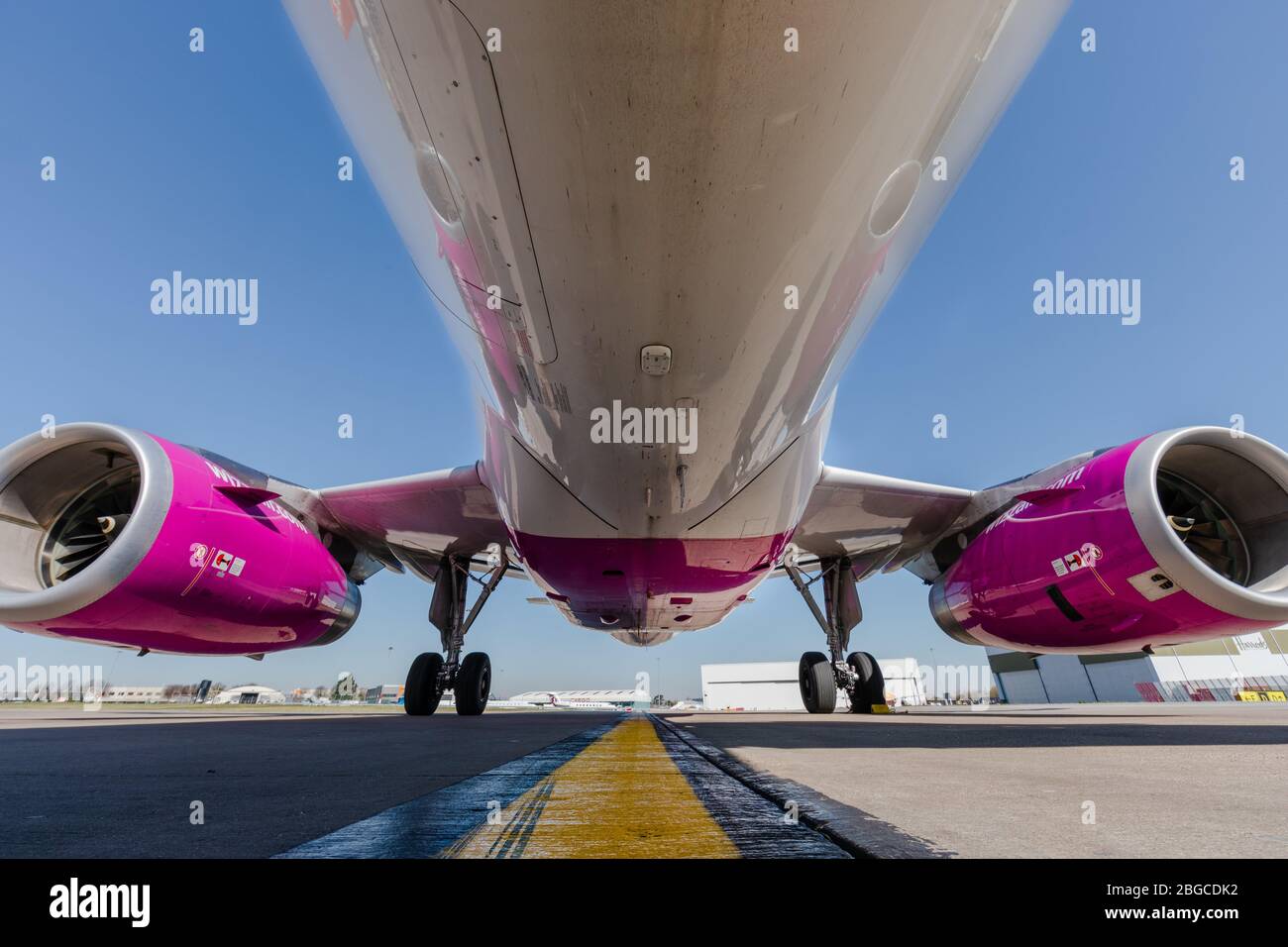 Wizz Air Airbus 320 Flugzeuge in Luton Airport während der Corona-Krise geerdet Stockfoto