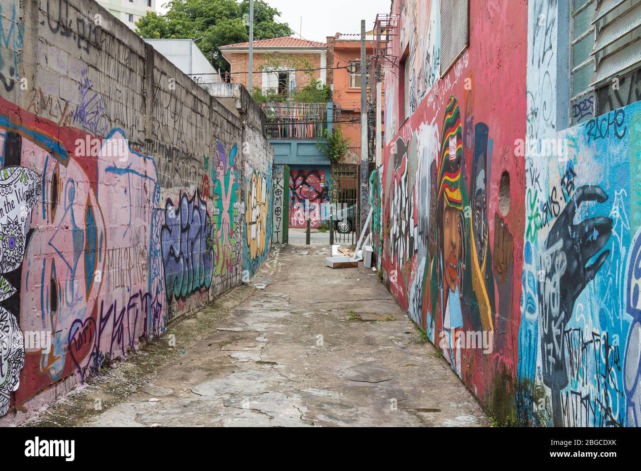 Street Art und Graffiti in den Gassen rund um die Vila Madalena Gegend von Sao Paulo, Brasilien, eine beliebte Touristenattraktion Stockfoto