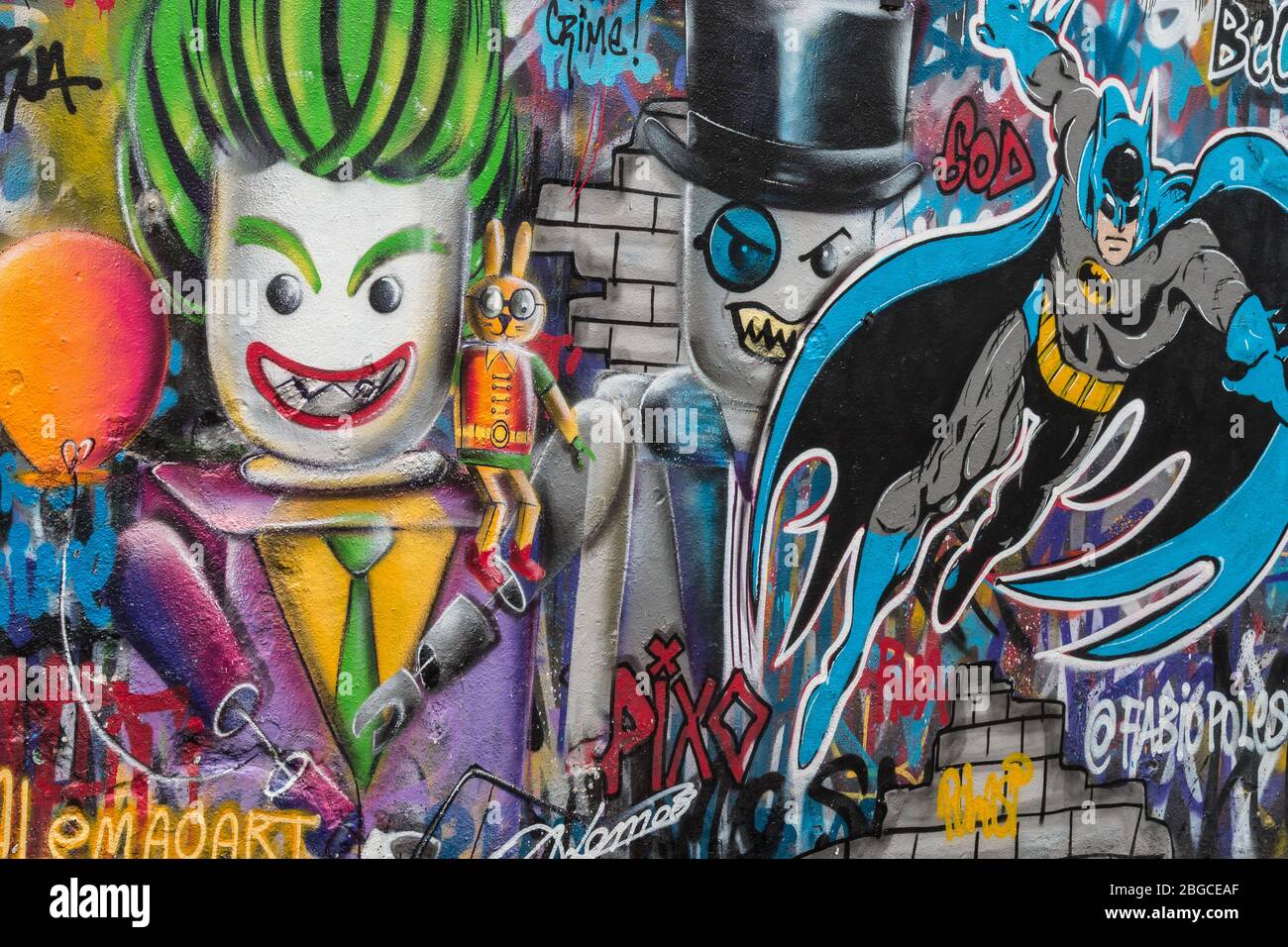 Street Art und Graffiti in den Gassen rund um die Vila Madalena Gegend von Sao Paulo, Brasilien, eine beliebte Touristenattraktion Stockfoto