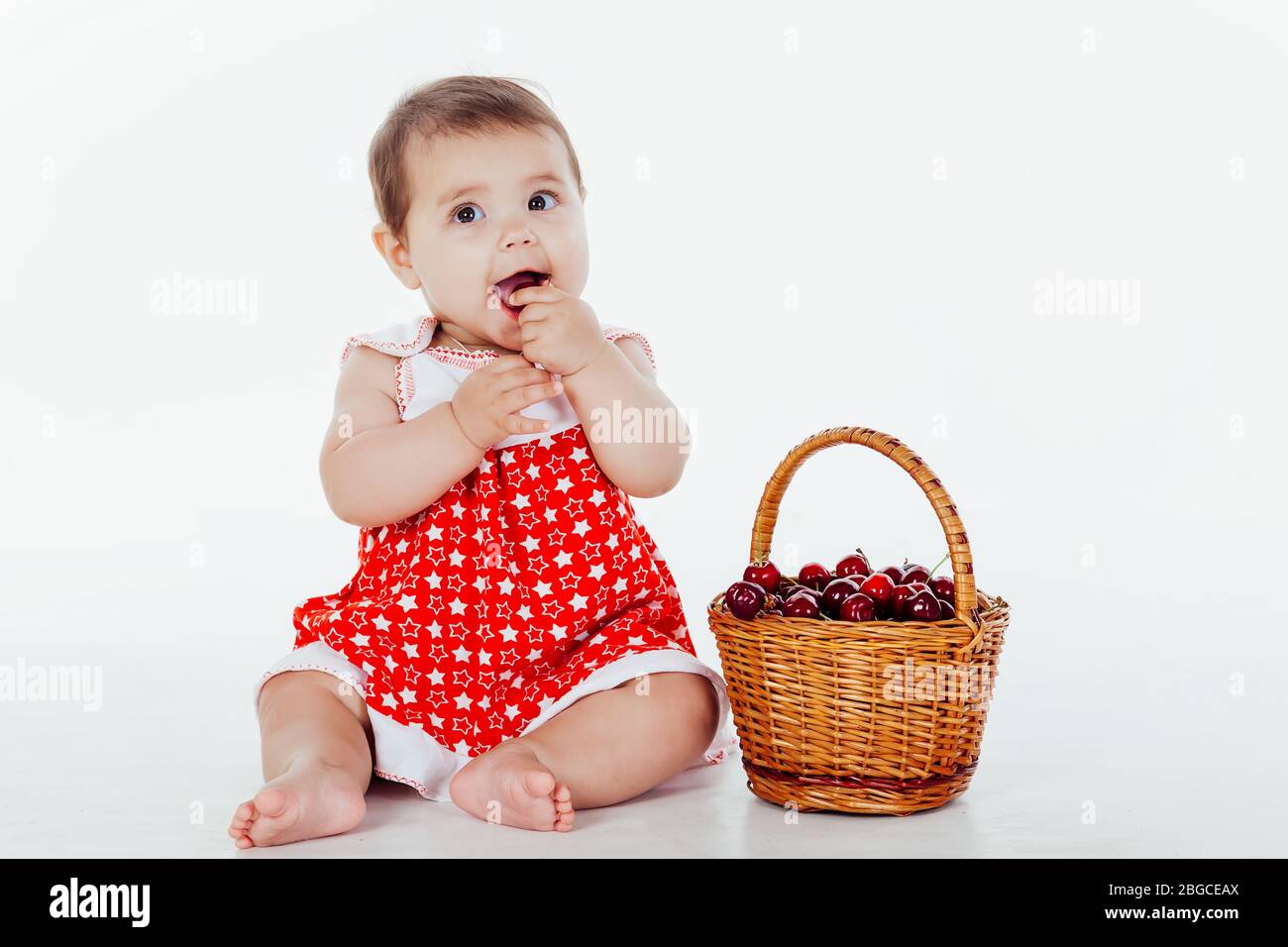 Kleines Mädchen mit einem Korb mit Kirschen Beeren Stockfoto