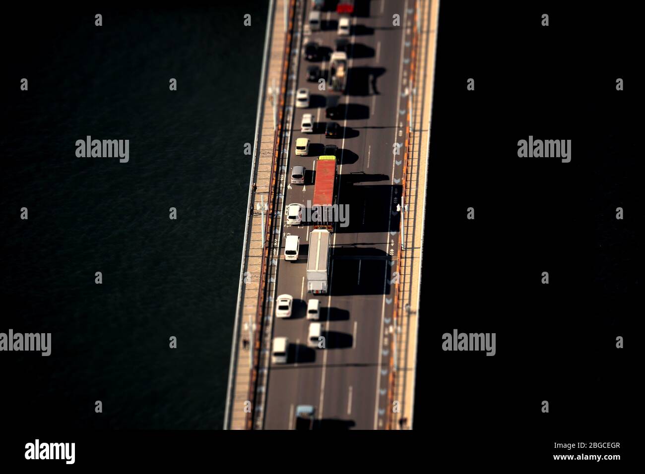 Ein Diorama-Foto von der Verkehrssituation der Autos, die die Brücke überqueren, von oben gesehen Stockfoto