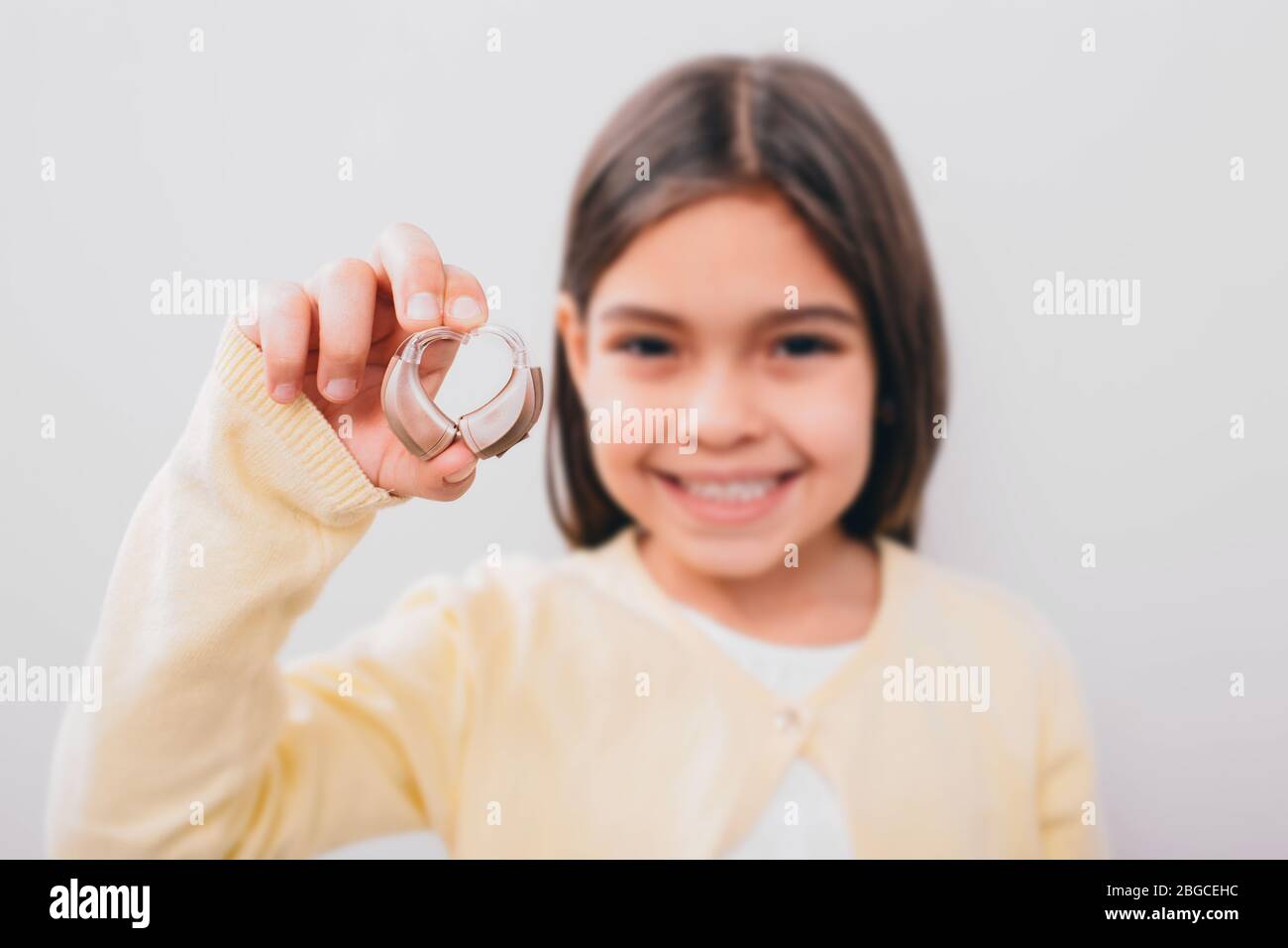 Werbung Hörgerät für Kinder zeigt ein Mischling ein Hörgerät. Gehörbehandlung für Kinder Stockfoto