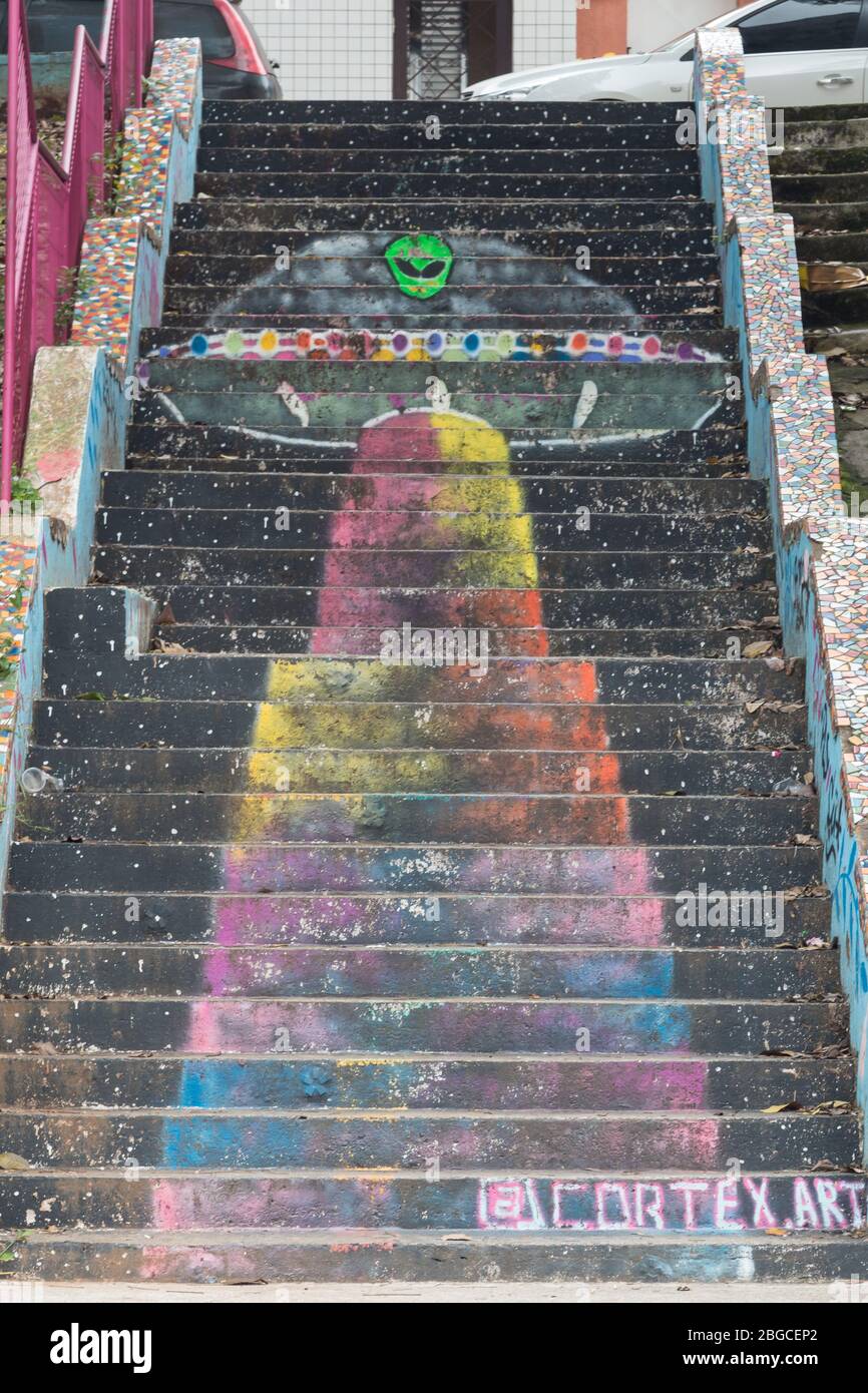 Street Art und Graffiti in den Gassen rund um die Vila Madalena Gegend von Sao Paulo, Brasilien, eine beliebte Touristenattraktion Stockfoto