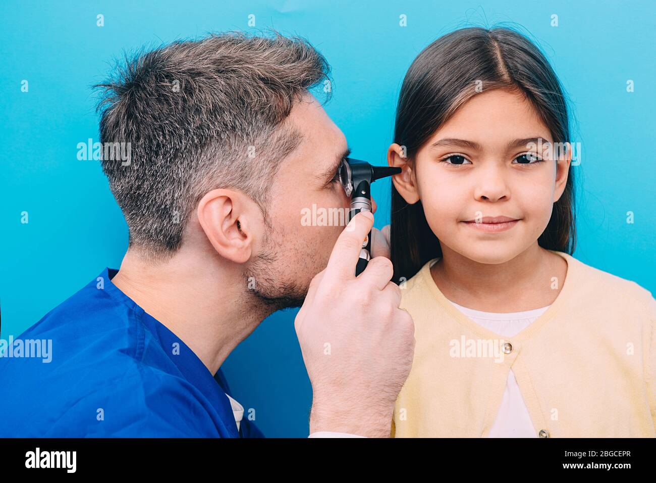 Kinderarzt Untersuchung wenig gemischten Rasse Kind mit Otoskop, Hörprüfung des Kindes Stockfoto