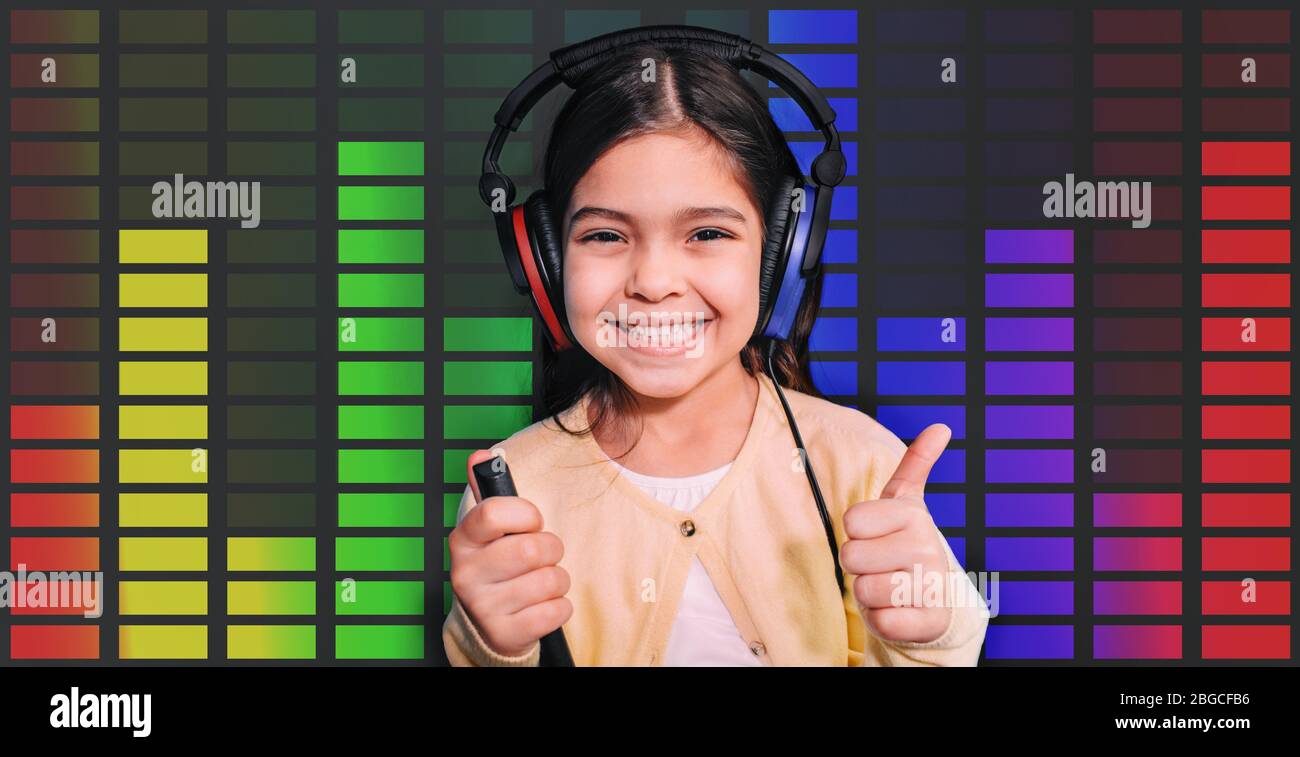 Positive gemischte Rasse Mädchen trägt Kopfhörer bekommen Hörtest, Audiometrie, Sound-Equalizer auf dem Hintergrund. Untersuchung des Gehörs von Kindern Stockfoto