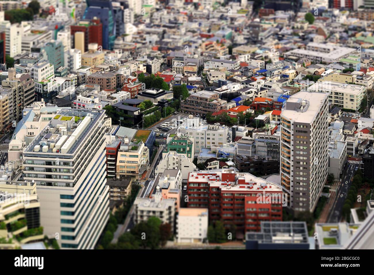 Ein Diorama-Foto eines Wohnviertels im Zentrum von Tokio mit großen und kleinen Wohnanlagen Stockfoto