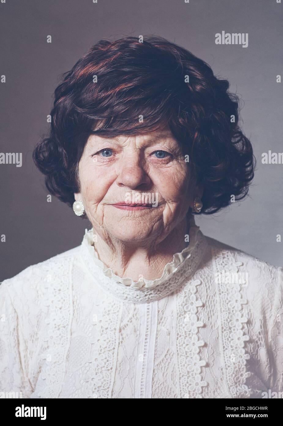 Porträt einer reifen eleganten Frau, 80 Jahre alt Stockfoto