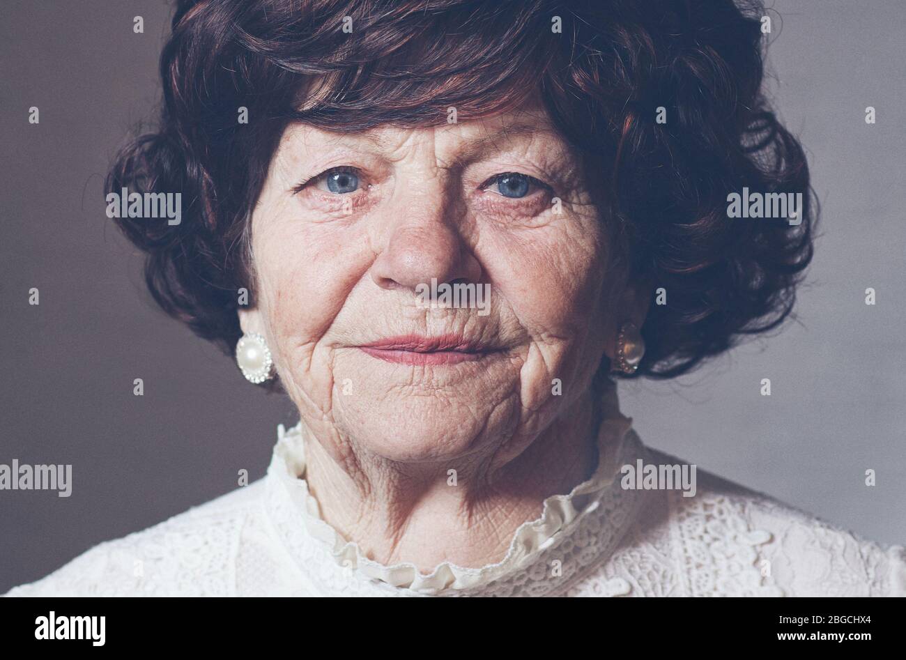 Porträt einer reifen eleganten Frau, 80 Jahre alt Stockfoto