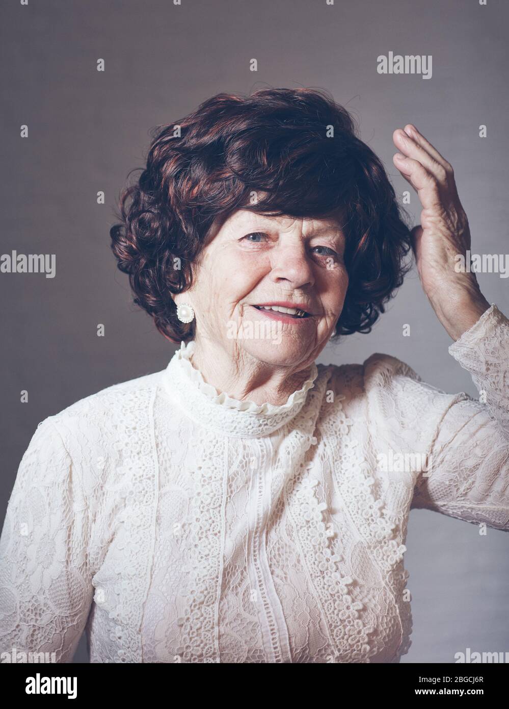 Porträt einer reifen eleganten Frau, 80 Jahre alt Stockfoto