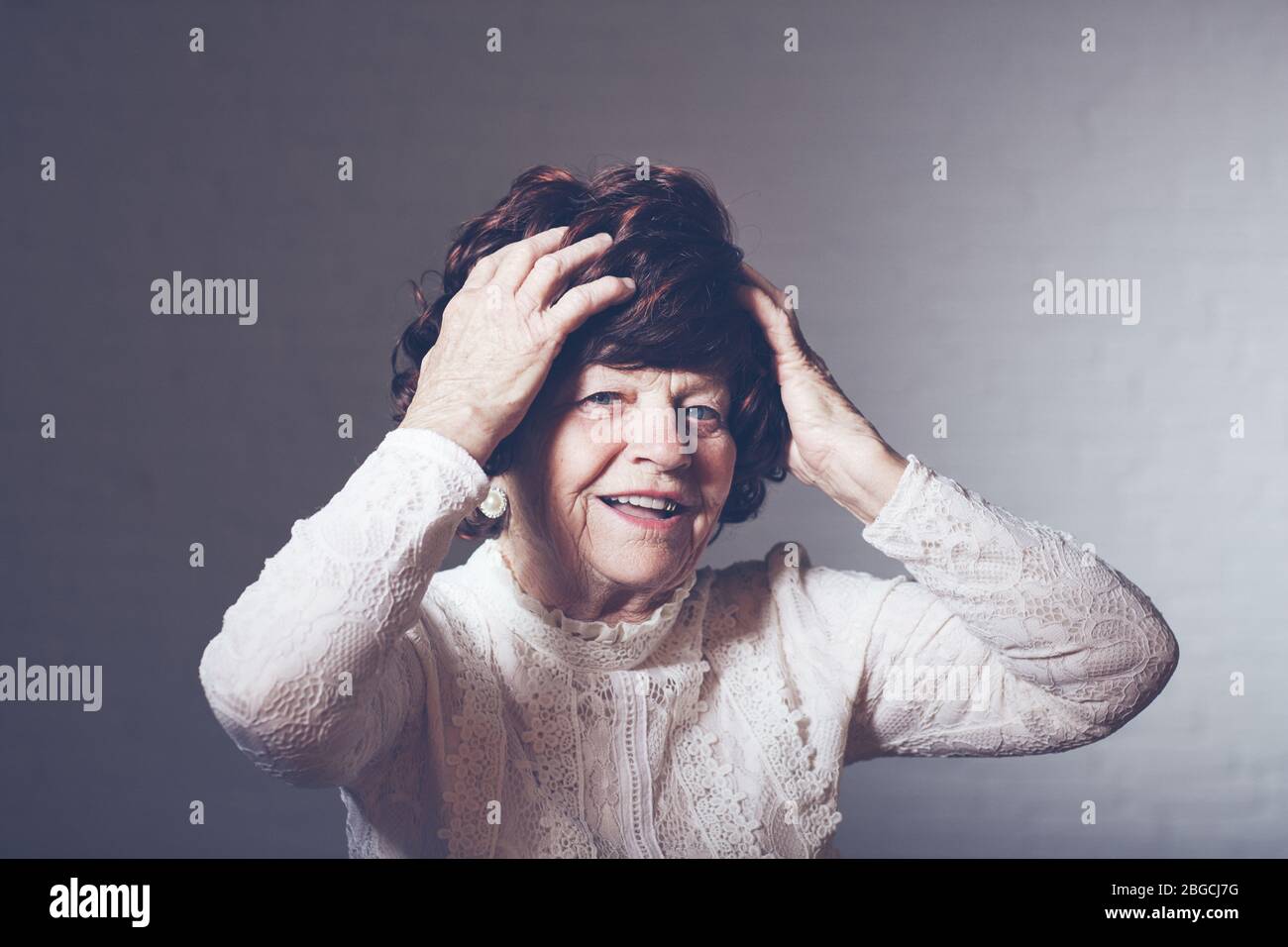 Porträt einer reifen eleganten Frau, 80 Jahre alt Stockfoto