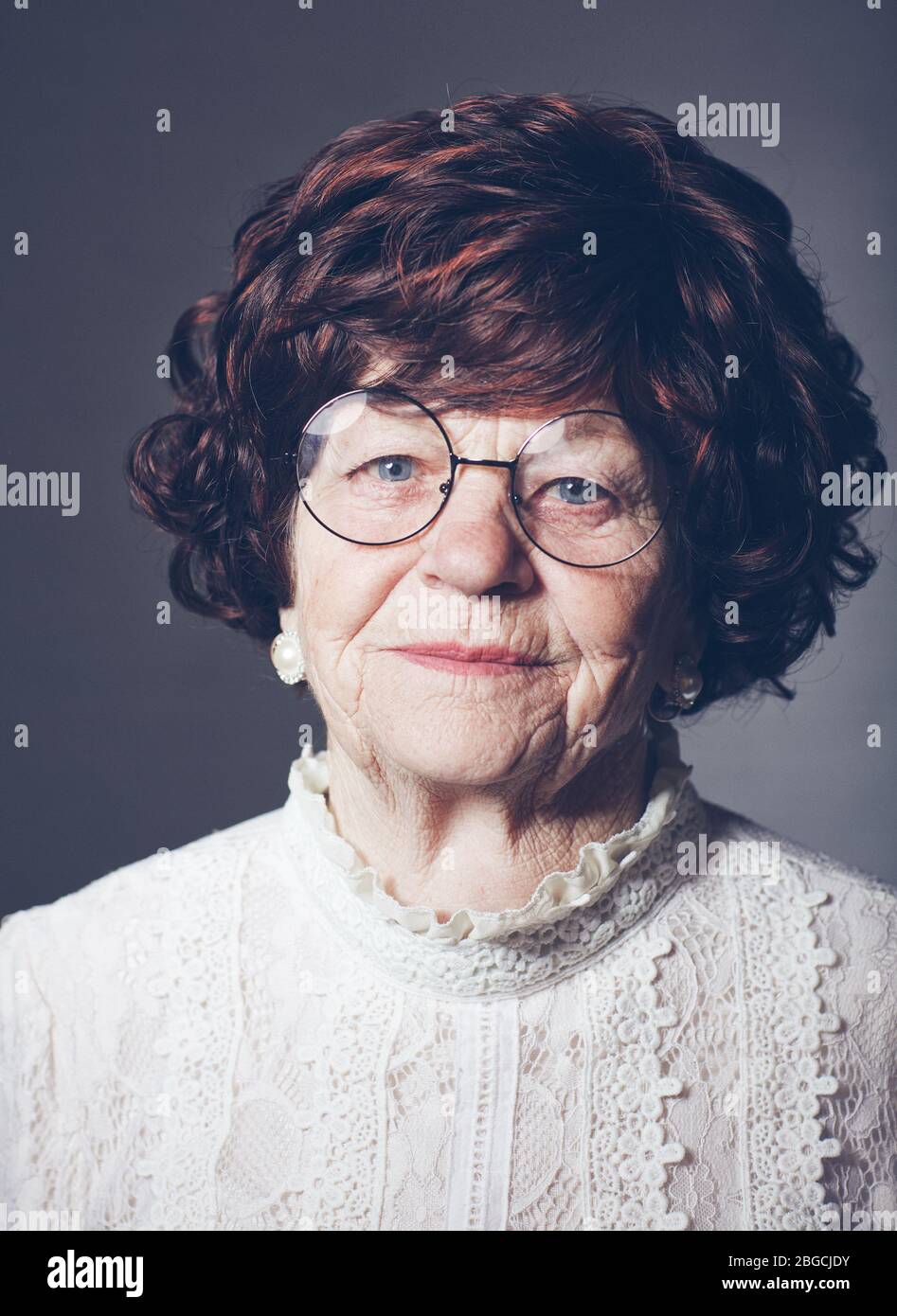 Porträt einer schönen erwachsenen Frau in Brille, 80 Jahre alt Stockfoto