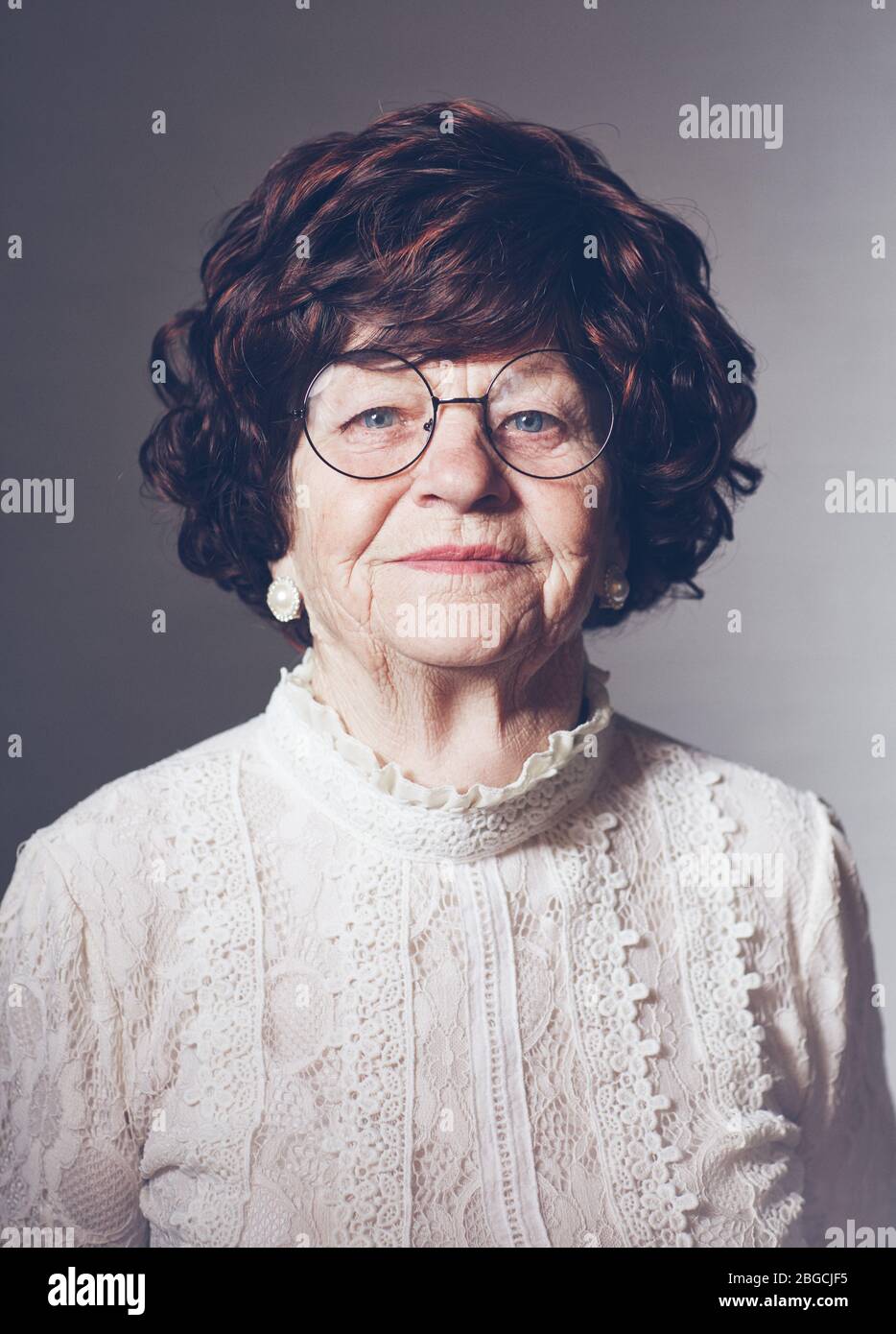 Porträt einer schönen erwachsenen Frau in Brille, 80 Jahre alt Stockfoto