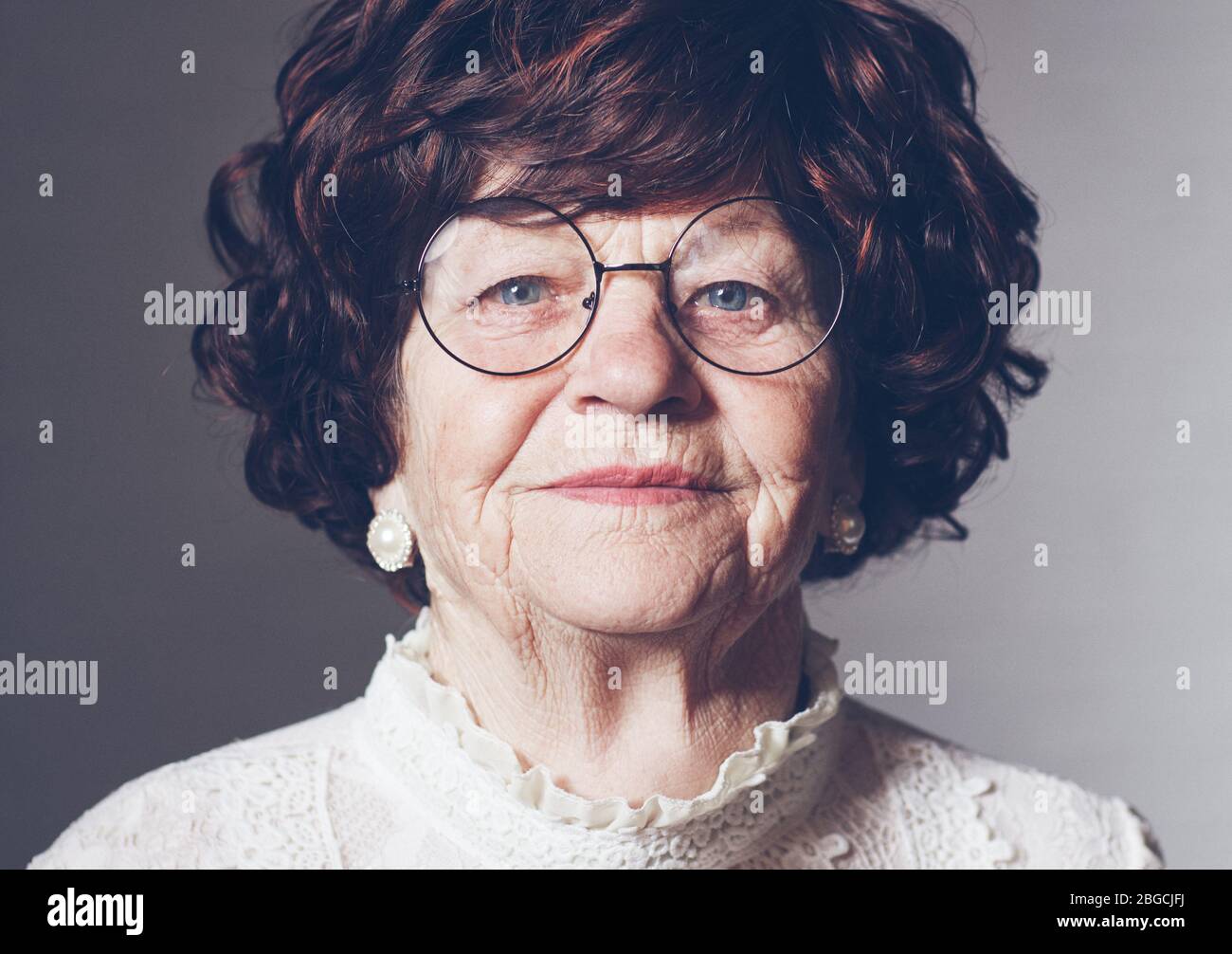 Porträt einer schönen erwachsenen Frau in Brille, 80 Jahre alt Stockfoto