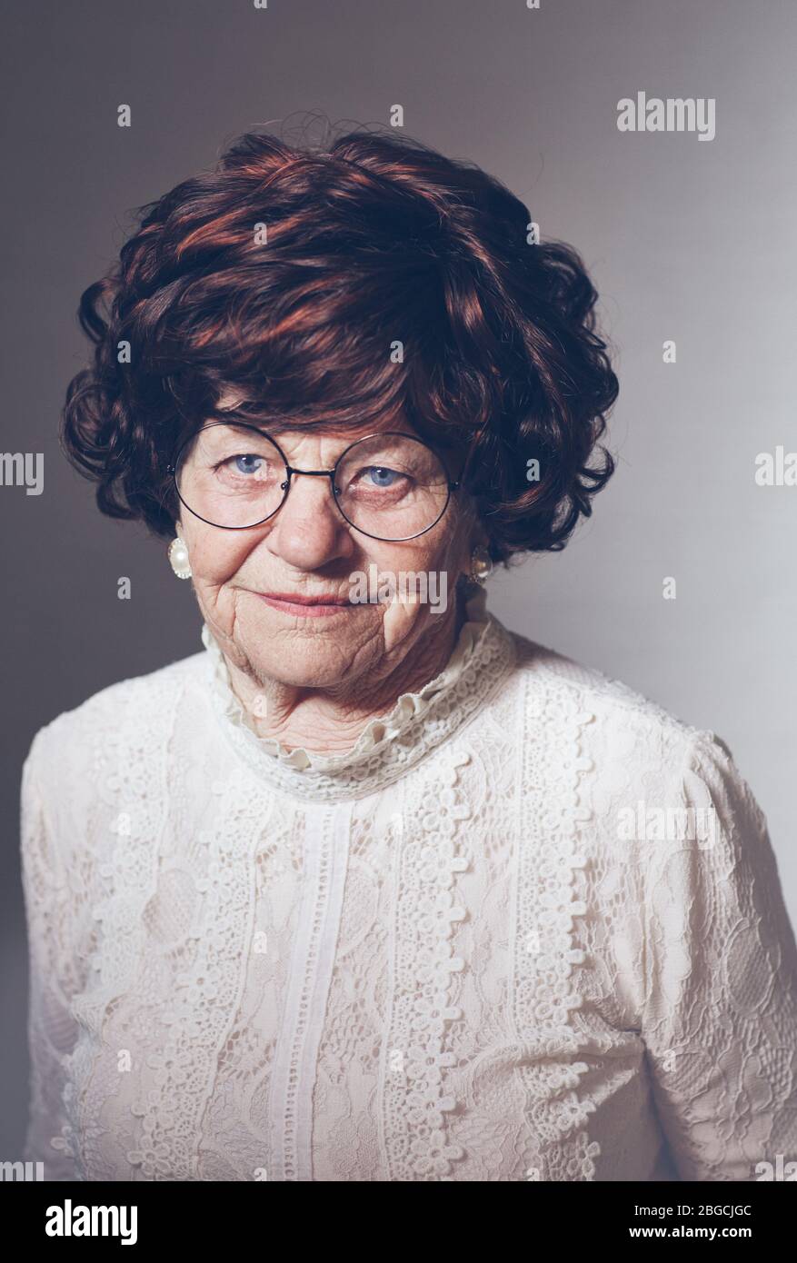 Porträt einer schönen erwachsenen Frau in Brille, 80 Jahre alt Stockfoto
