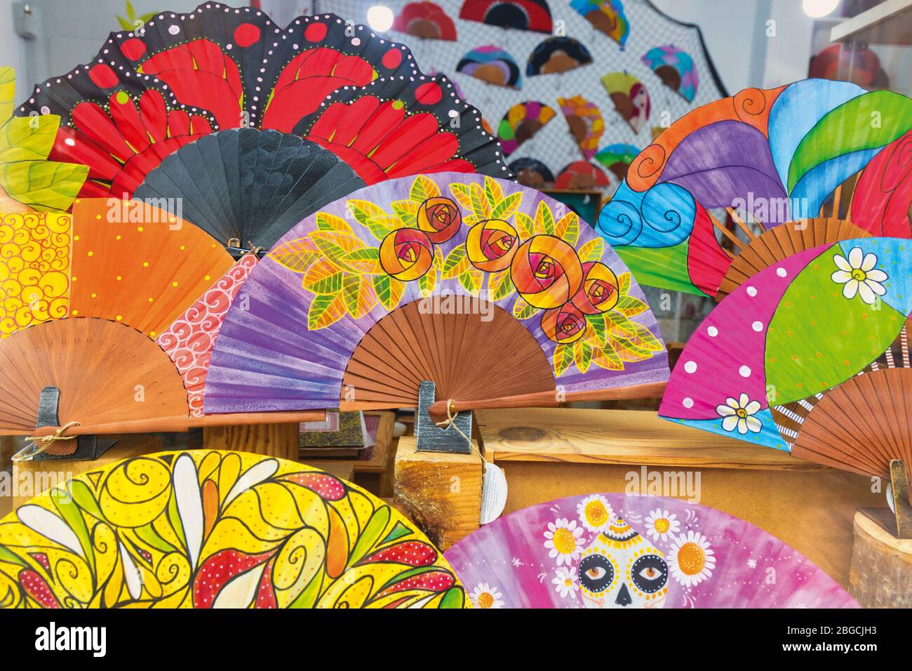 Handgefertigte Fans im Schaufenster. Cordoba, Provinz Cordoba, Andalusien, Südspanien. Das historische Zentrum von Cordoba ist ein UNESCO-Weltkulturerbe. Stockfoto