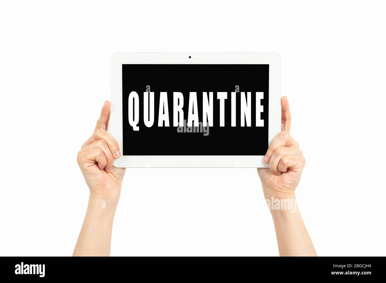 Hände, die ein Tablet auf einem weißen Hintergrund mit Quarantänetext halten Stockfoto