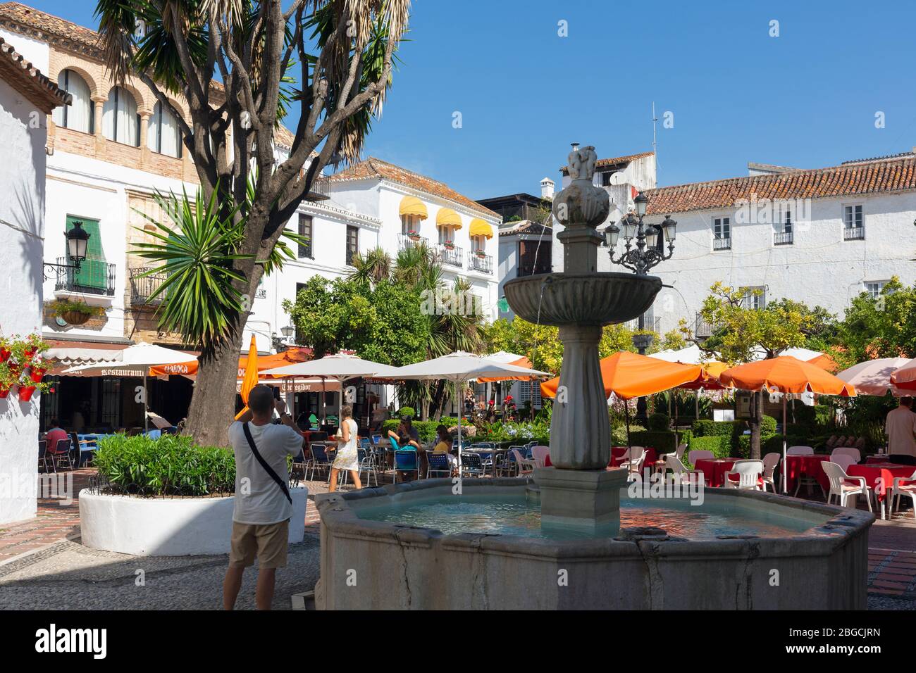 Plaza de los Naranjos oder Orange Square, Marbella, Costa del Sol, Provinz Málaga, Andalusien, Südspanien. Stockfoto