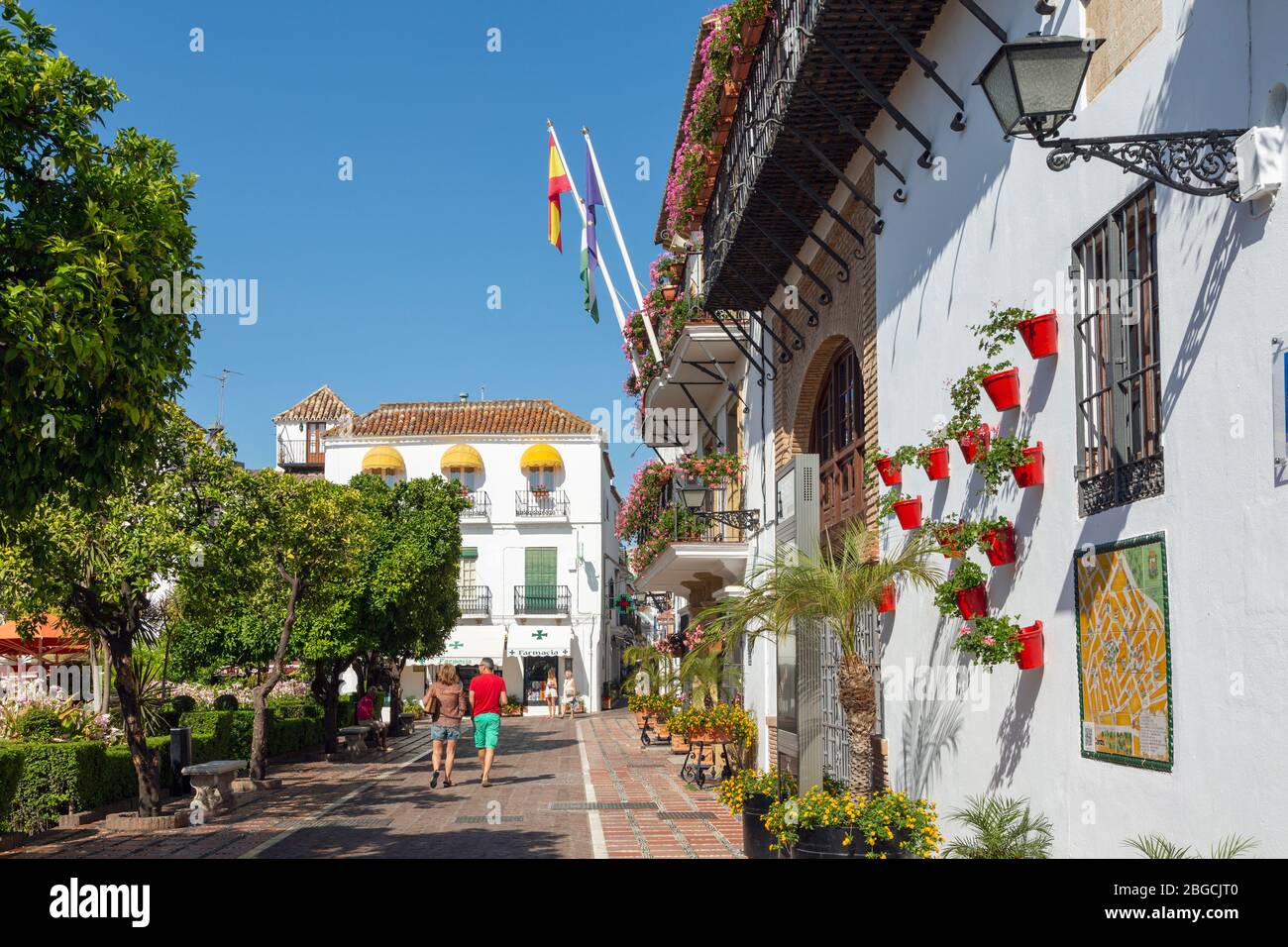 Plaza de los Naranjos oder Orange Square, Marbella, Costa del Sol, Provinz Málaga, Andalusien, Südspanien. Das Ayuntamiento, oder Rathaus ist auf der Stockfoto