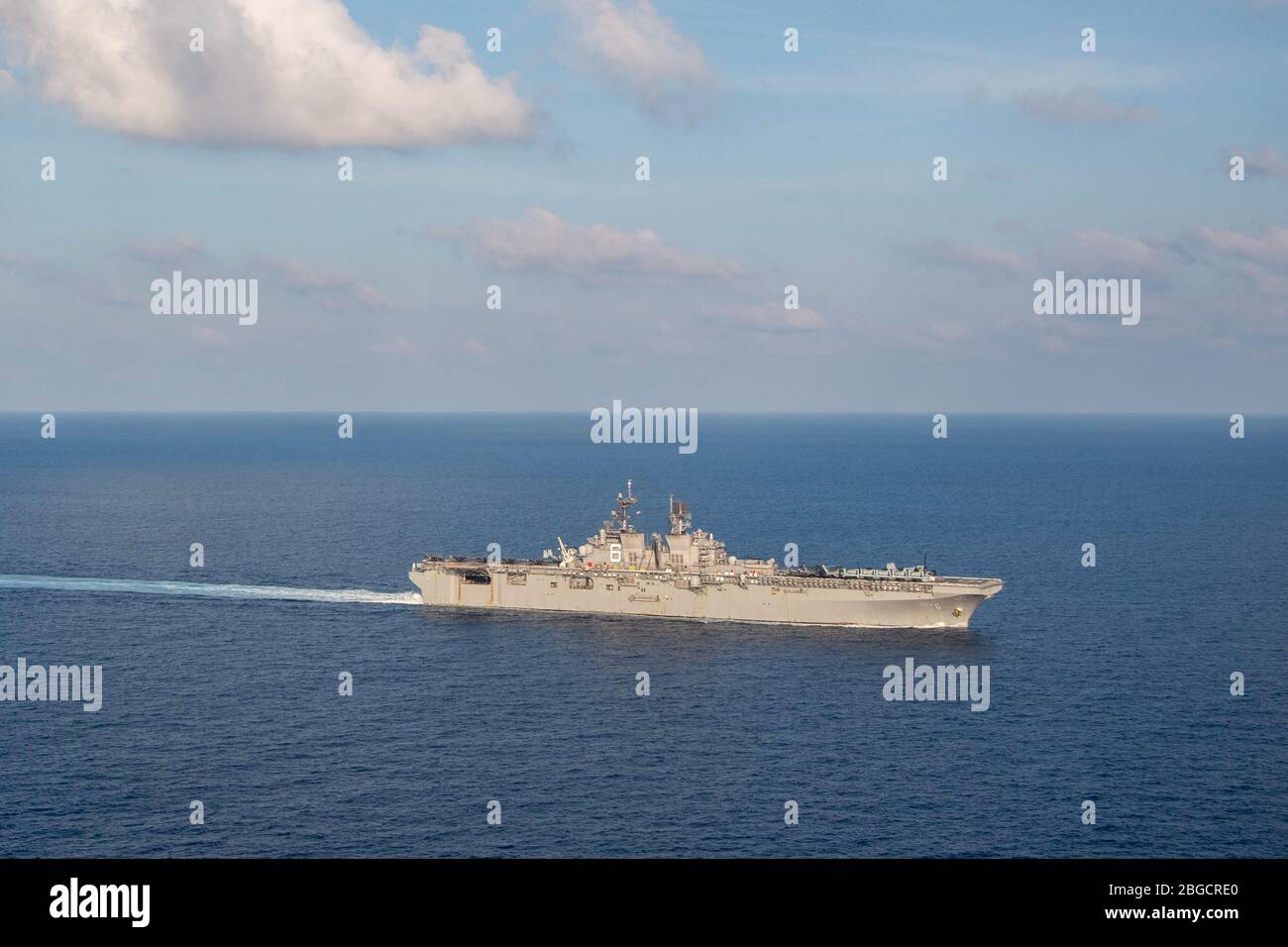 Amphibienschiff USS America (LHA 6) führt durch das Südchinesische Meer. Amerika, Flaggschiff der America Expeditionary Strike Group, 31. Marine Expeditionary Unit, ist im 7. US-Flottenbereich tätig, um die Interoperabilität mit Verbündeten und Partnern zu verbessern und als einsatzbereite Eingriffseinheit für Frieden und Stabilität in der indopazifischen Region zu dienen. Stockfoto