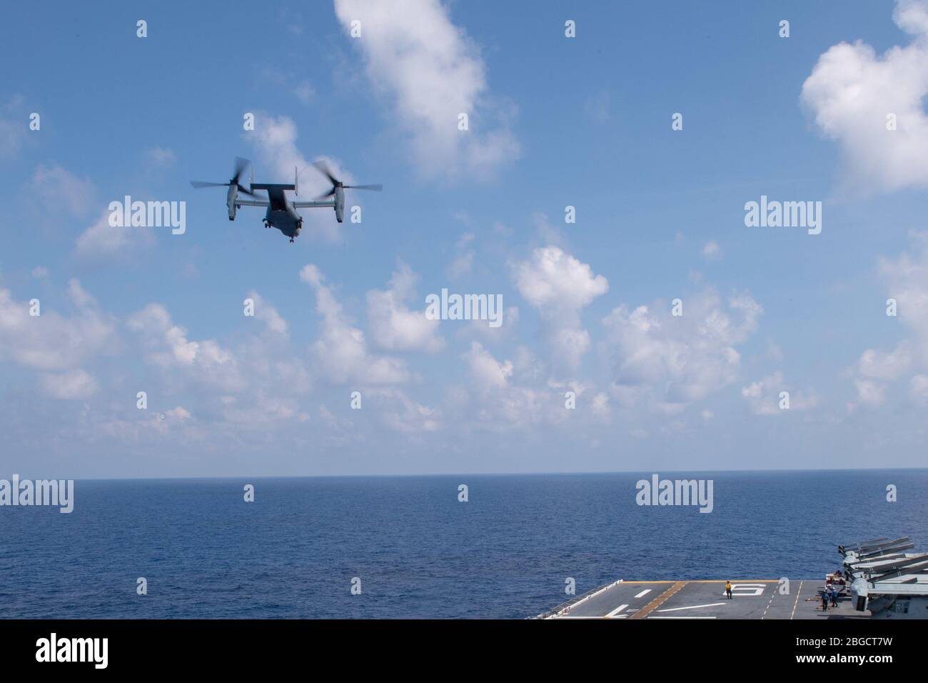 Ein MV-22B Osprey, der der 31. Marine Expeditionary Unit zugewiesen wurde, Marine Medium Tiltrotor Squadron (VMM) 265 (verstärkt), hebt vom amphibischen Sturmschiff USS America (LHA 6) ab. Amerika, Flaggschiff der America Expeditionary Strike Group, 31. Team der Marine Expeditionary Unit, operiert im 7. Einsatzgebiet der US-Flotte, um die Interoperabilität mit Verbündeten und Partnern zu verbessern und als einsatzbereite Eingriffsmacht für Frieden und Stabilität in der indopazifischen Region zu dienen. Stockfoto