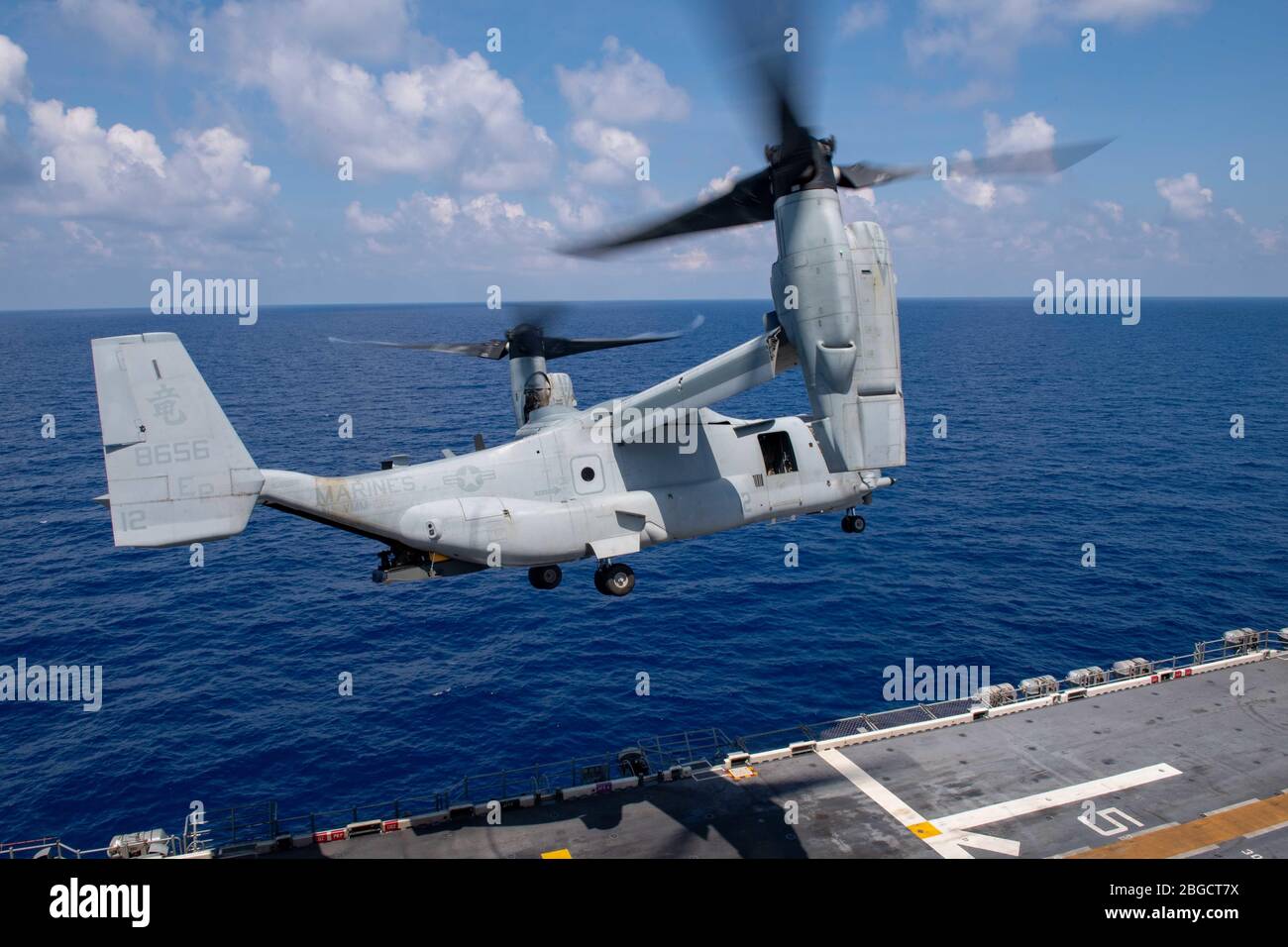 Ein MV-22B Osprey, der der 31. Marine Expeditionary Unit zugewiesen wurde, Marine Medium Tiltrotor Squadron (VMM) 265 (verstärkt), hebt vom amphibischen Sturmschiff USS America (LHA 6) ab. Amerika, Flaggschiff der America Expeditionary Strike Group, 31. Team der Marine Expeditionary Unit, operiert im 7. Einsatzgebiet der US-Flotte, um die Interoperabilität mit Verbündeten und Partnern zu verbessern und als einsatzbereite Eingriffsmacht für Frieden und Stabilität in der indopazifischen Region zu dienen. Stockfoto