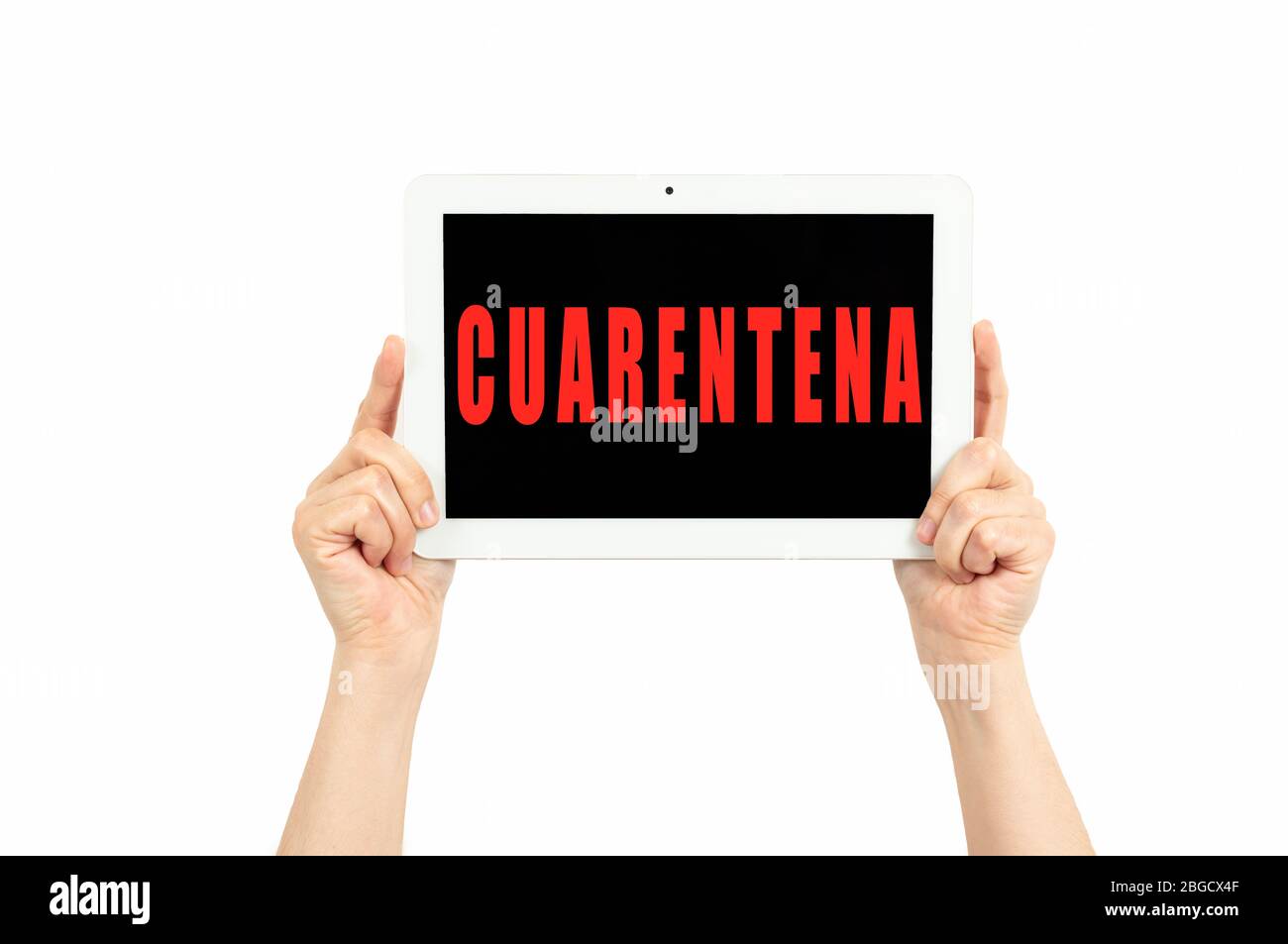 Hände halten ein Tablet auf einem weißen Hintergrund mit Quarantänetext in spanisch Stockfoto