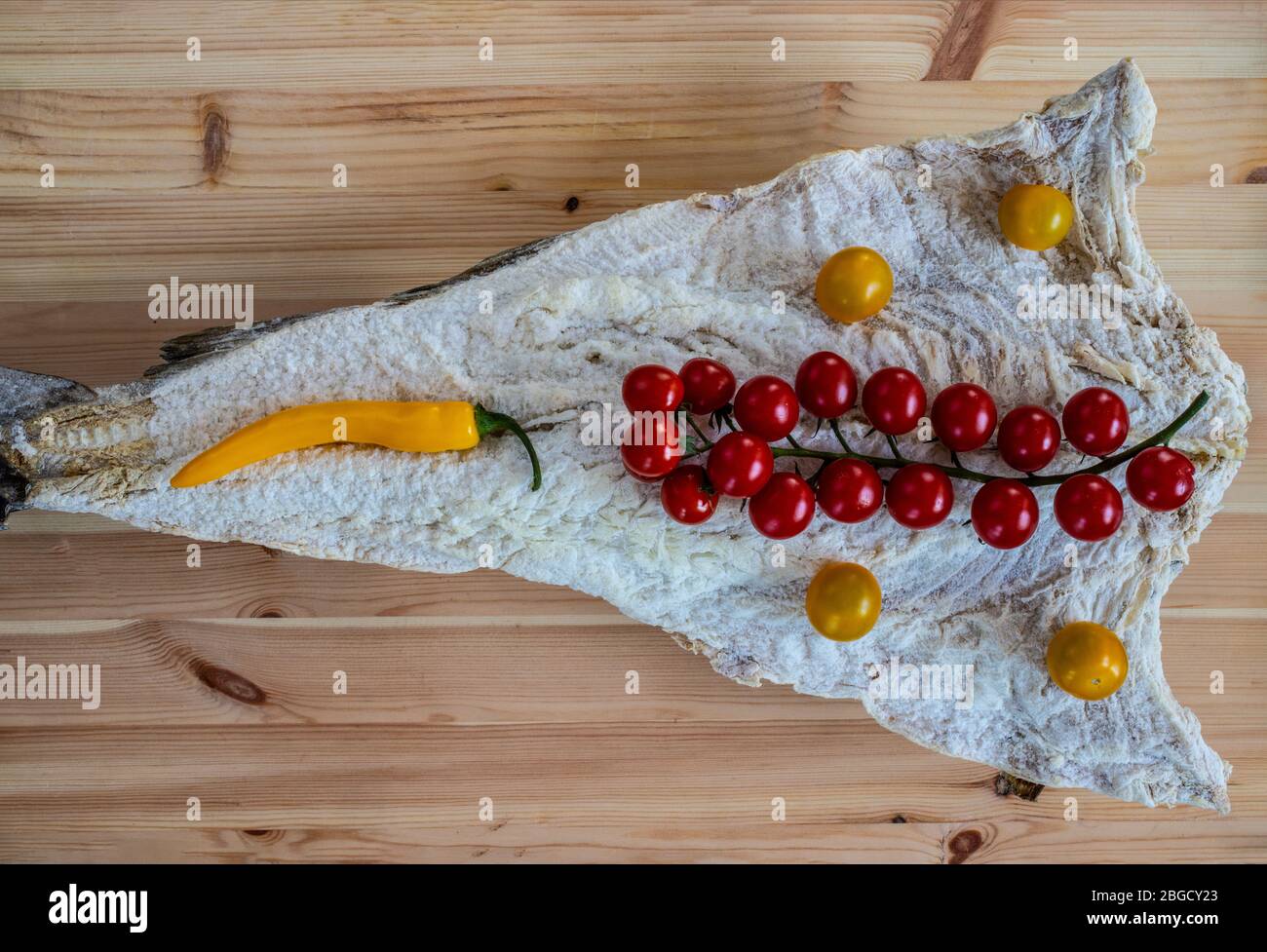 Salzig getrockneter Fisch mit Gemüse auf Holz Stockfoto