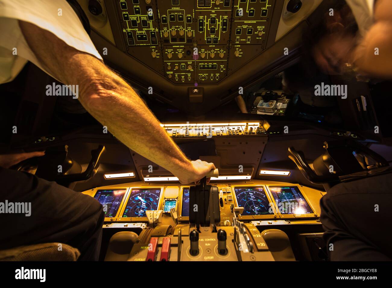 8. August 2017 Flug von Amsterdam. Pilot genießt die Nacht nach der Abreise aus den Niederlanden. Der Blick vom Flugdeck mit beleuchteten Knöpfen Stockfoto
