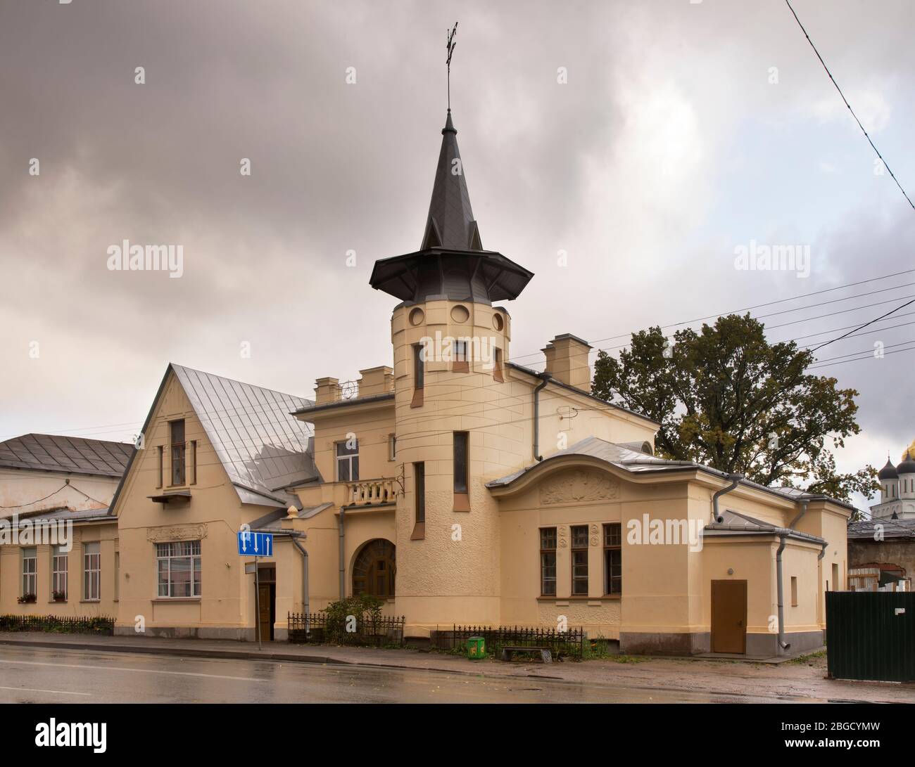 Ehemaliges Gebäude der Meyer Kabelfabrik in Pskov. Russland Stockfoto