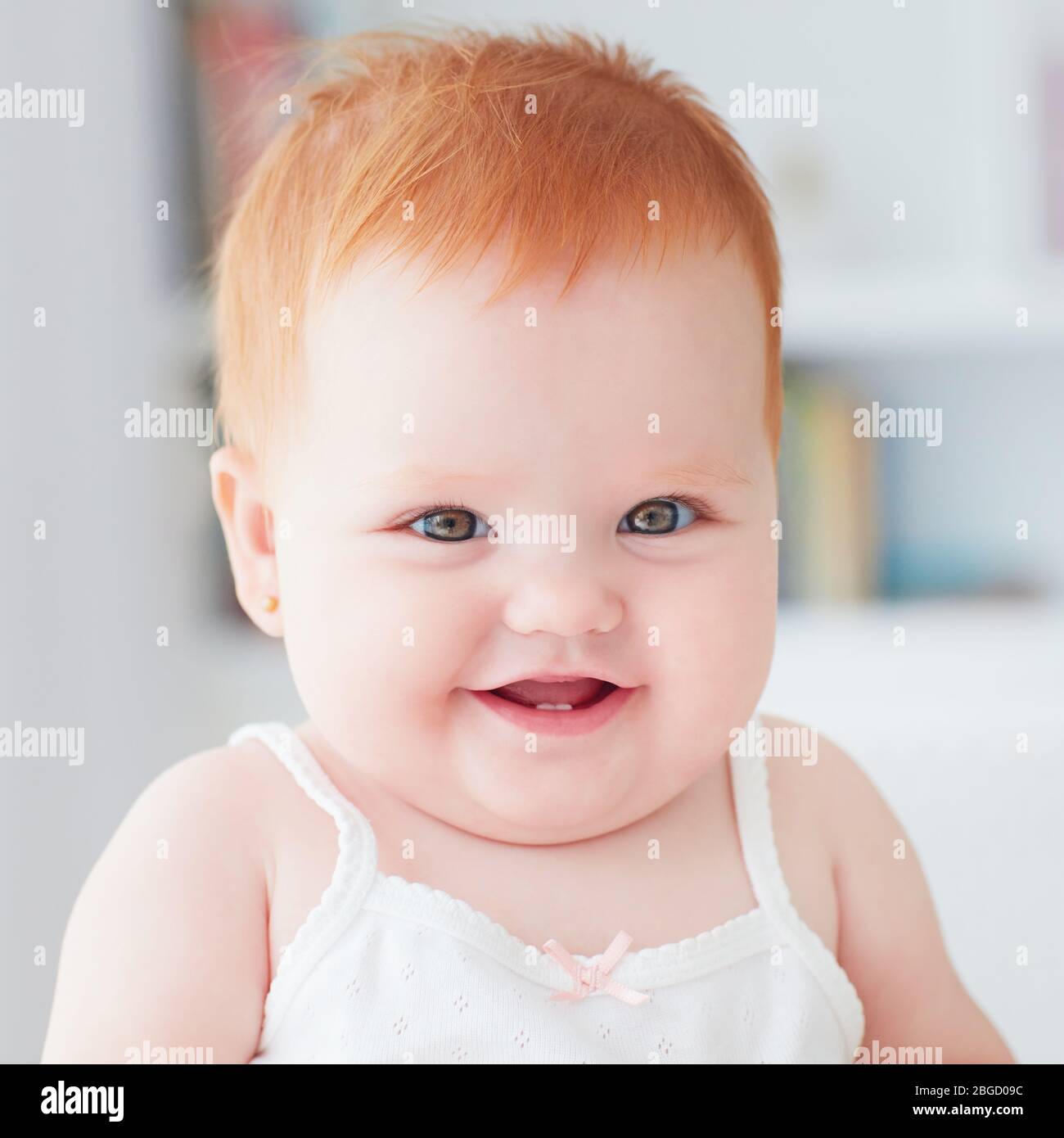 Porträt von niedlichen kleinen Mädchen Lächeln mit ersten Zähnen Stockfoto