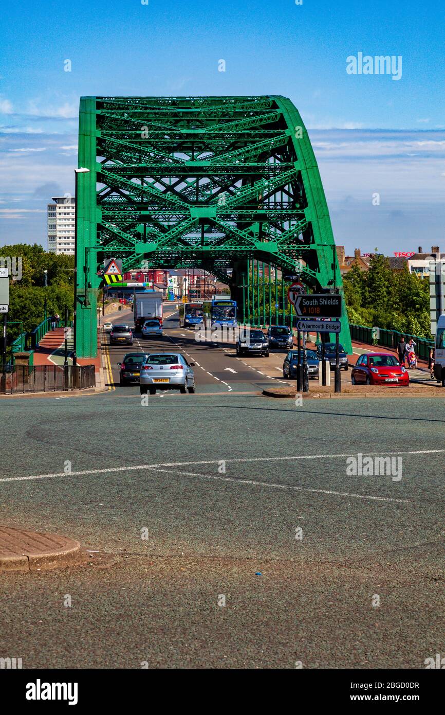 Die Wearmouth Bridge an einem geschäftigen Tag mit Autos und Bussen überqueren, Sunderland, Tyne und Wear, Großbritannien Stockfoto