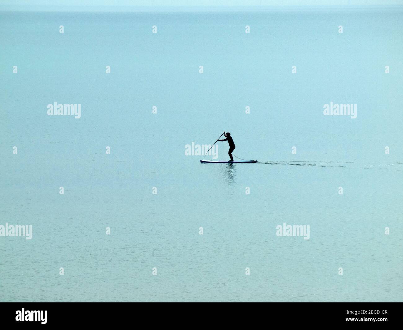 Paddelboarden im Meer in Brighton Stockfoto