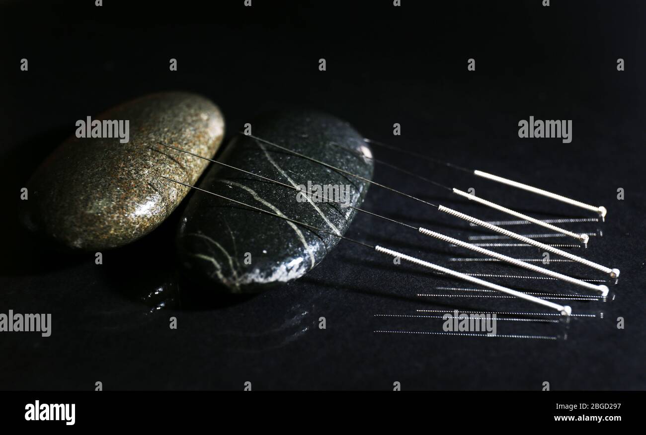 Komposition mit Nadeln für Akupunktur, Nahaufnahme. Stockfoto