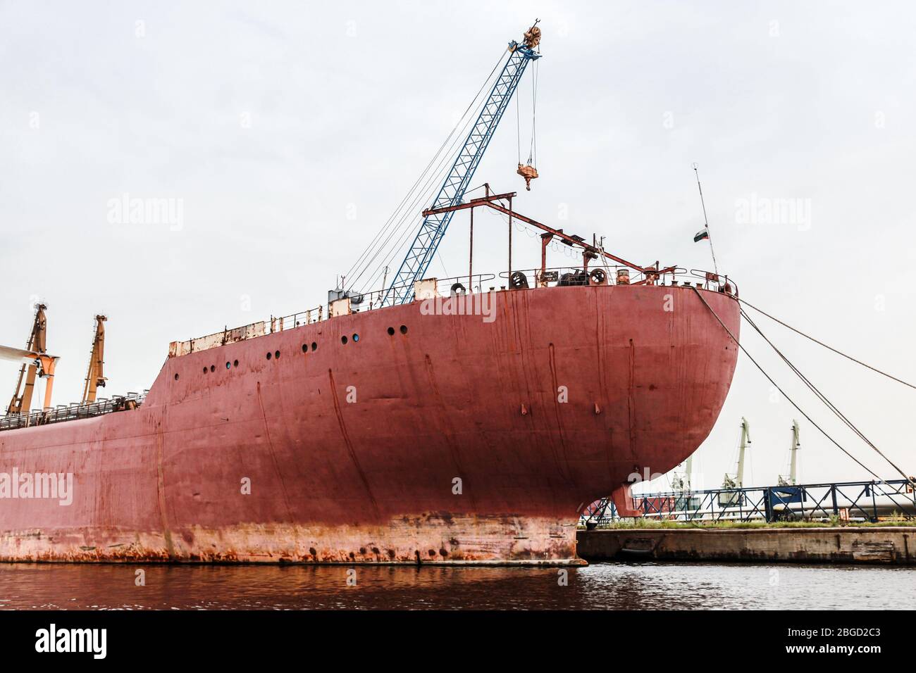 Rotes Heck eines großen industriellen Frachtschiffes, Varna Hafen, Bulgarien Stockfoto
