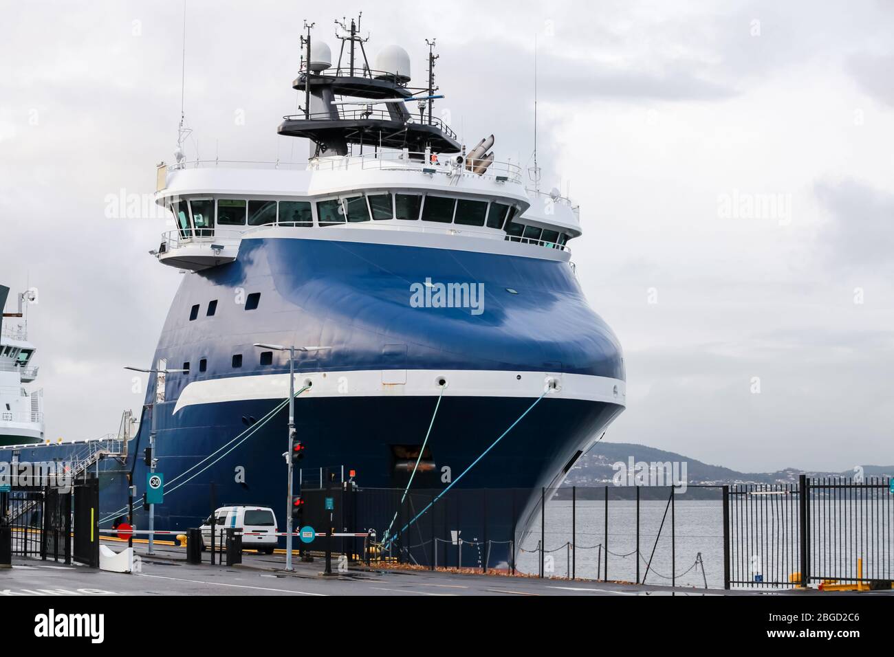 Riesiges blaues Versorgungsschiff ist im Hafen von Bergen, Norwegen, vertäut Stockfoto