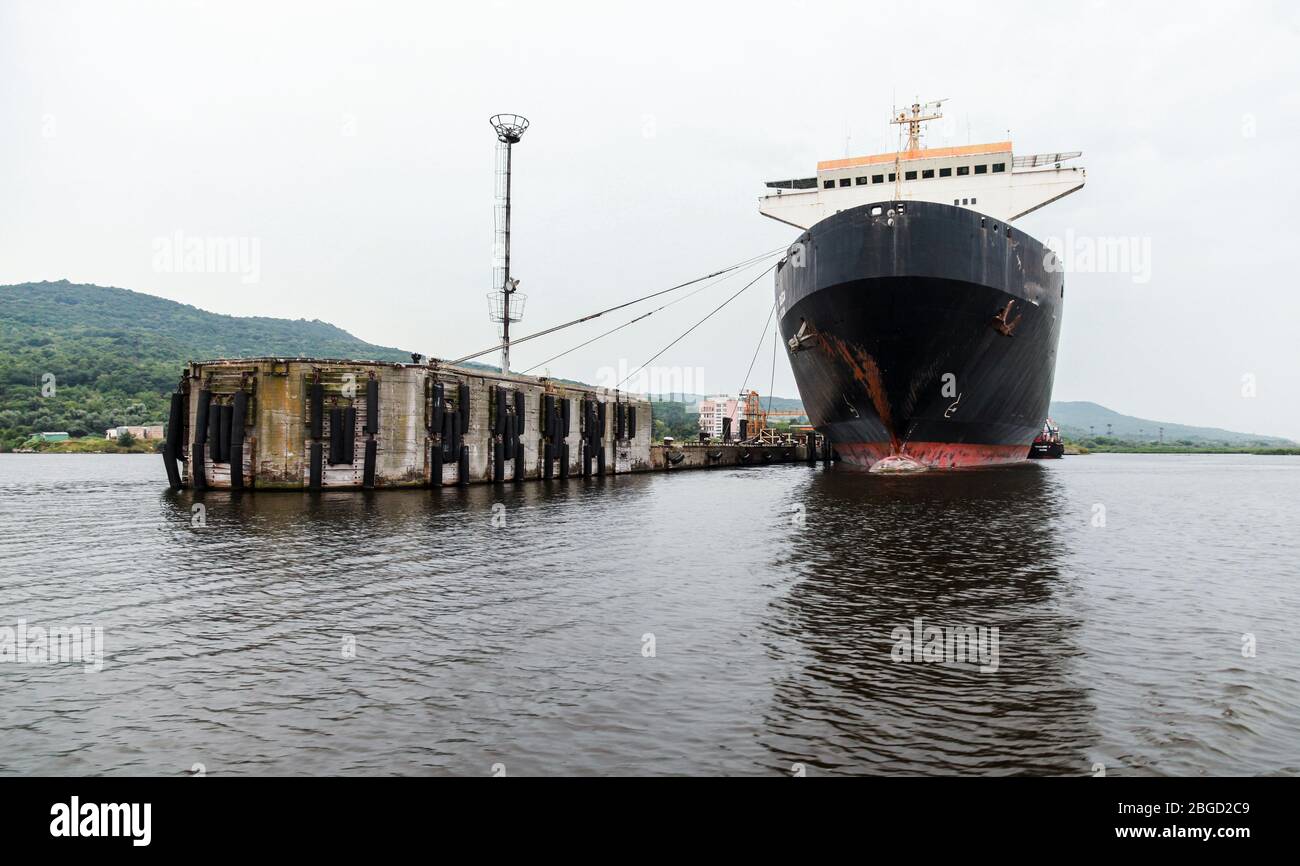 Riesige schwarze Fähre Schiff ist im Hafen vertäut. Varna, Bulgarien Stockfoto