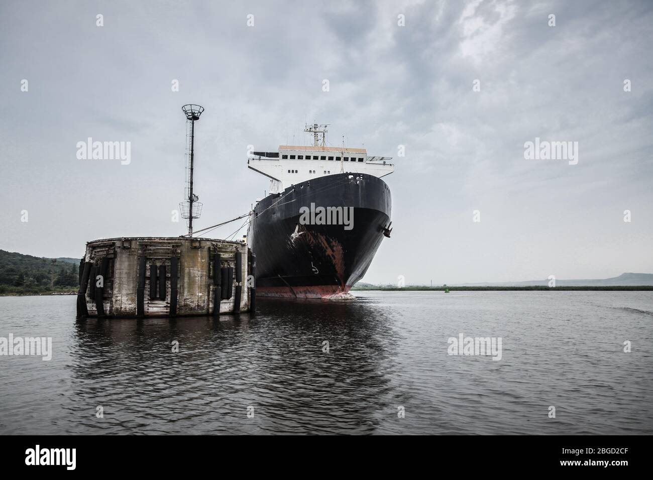 Riesige Ro-Ro-Fähre Schiff ist im Hafen unter dramatischem Himmel vertäut. Varna, Bulgarien Stockfoto