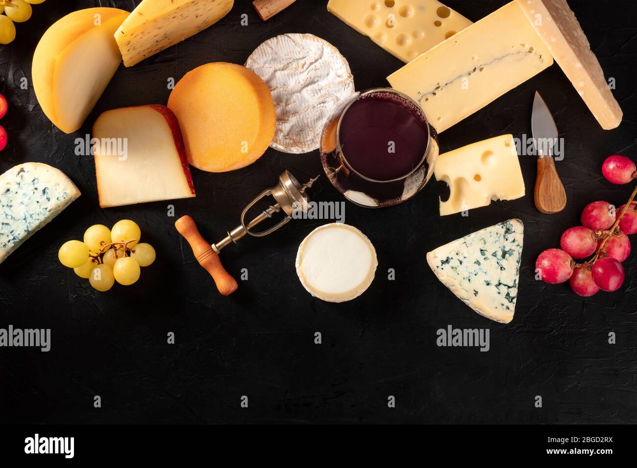 Käse und Wein, Overhead flach lag auf einem dunklen Hintergrund mit einem Platz für Text Stockfoto