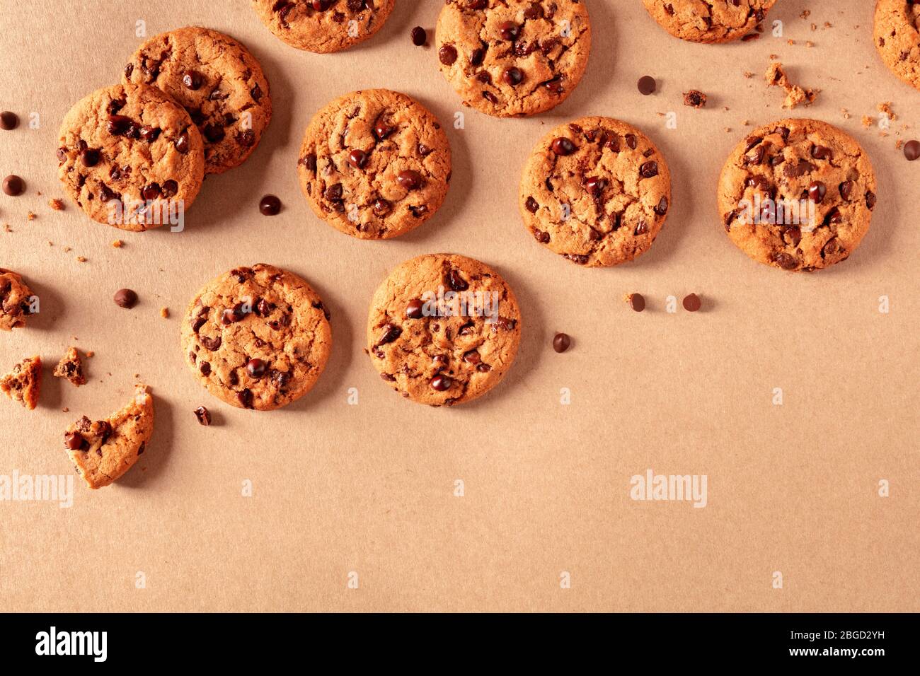 Chocolate Chip Cookies auf einem braunen Hintergrund, von oben mit einem Ort für Text aufgenommen Stockfoto