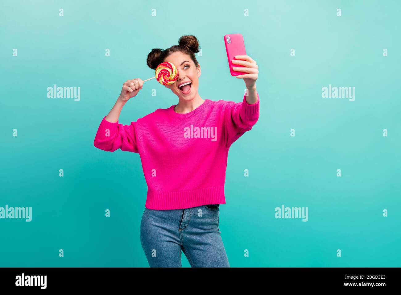 Porträt von ihr sie schöne attraktive fröhlich fröhlich wellig-haarige Mädchen machen Selfie-Abschlussauge mit Lolli-Pop Spaß Narren isoliert über hell Stockfoto