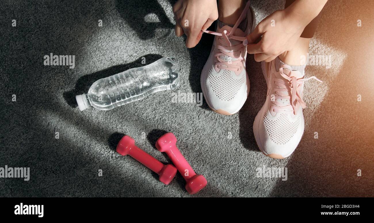 Frau Hände Schnürung Sportschuhe Stockfoto