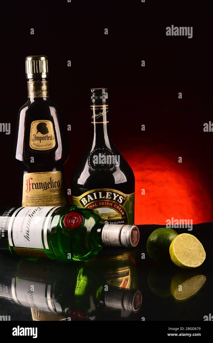 Mischung aus alkoholischen Getränkeflaschen auf Studioaufnahme Stockfoto