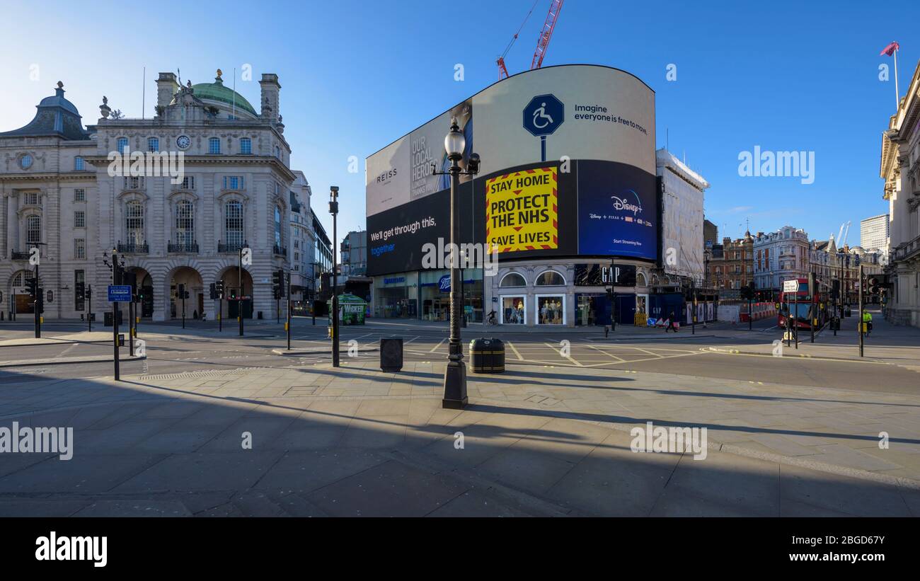 Blick auf einen leeren Piccadilly Circus, London während der Londoner Sperrung Stockfoto